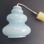 Suspension baladeuse en verre opalin bleu vintage