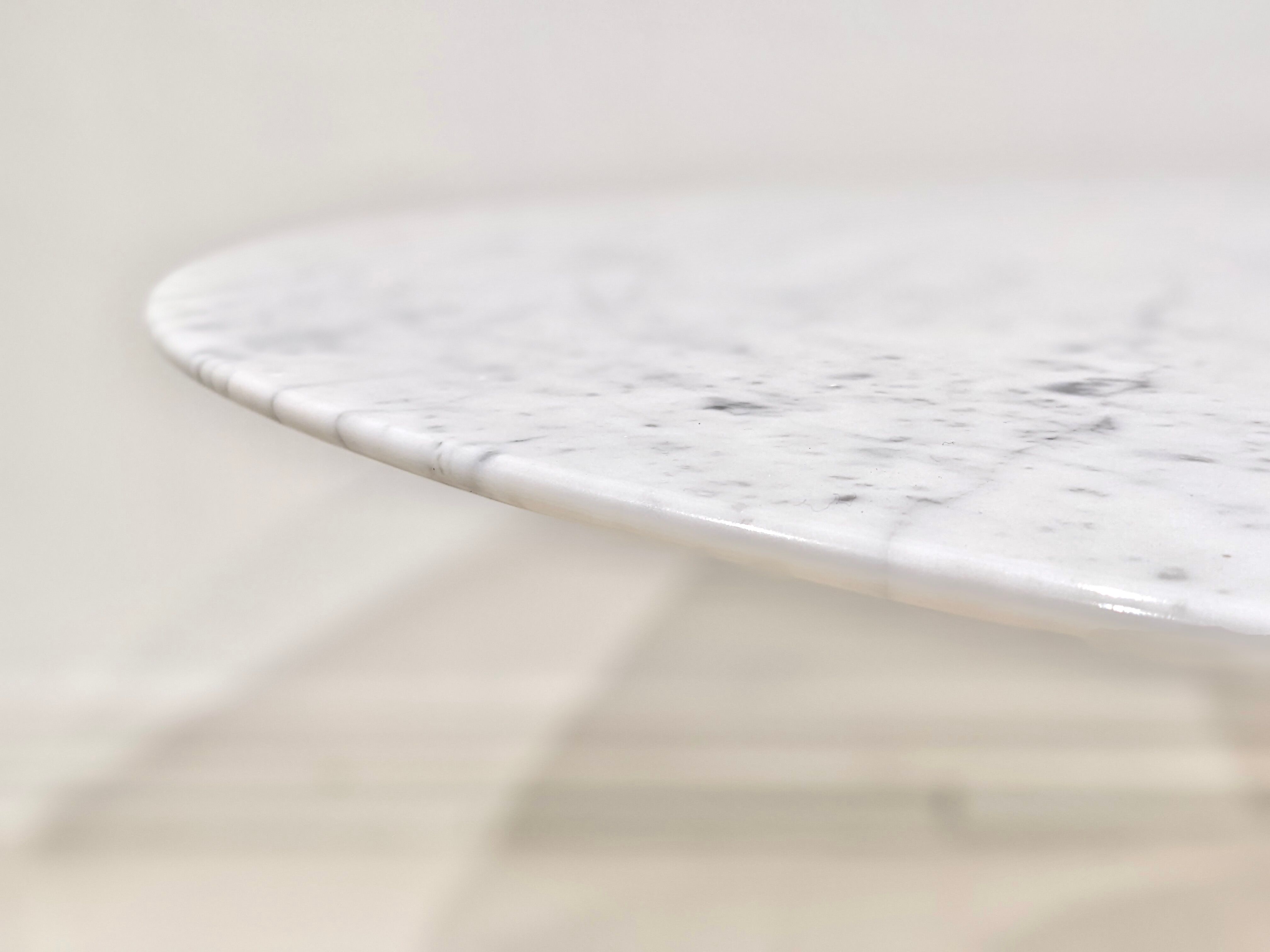 Round table in carrara mabre by Eero Saarinen for Knoll
