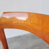 Fauteuil vintage en bois courbé : chaise de pub irlandaise en similicuir rouge des années 1970