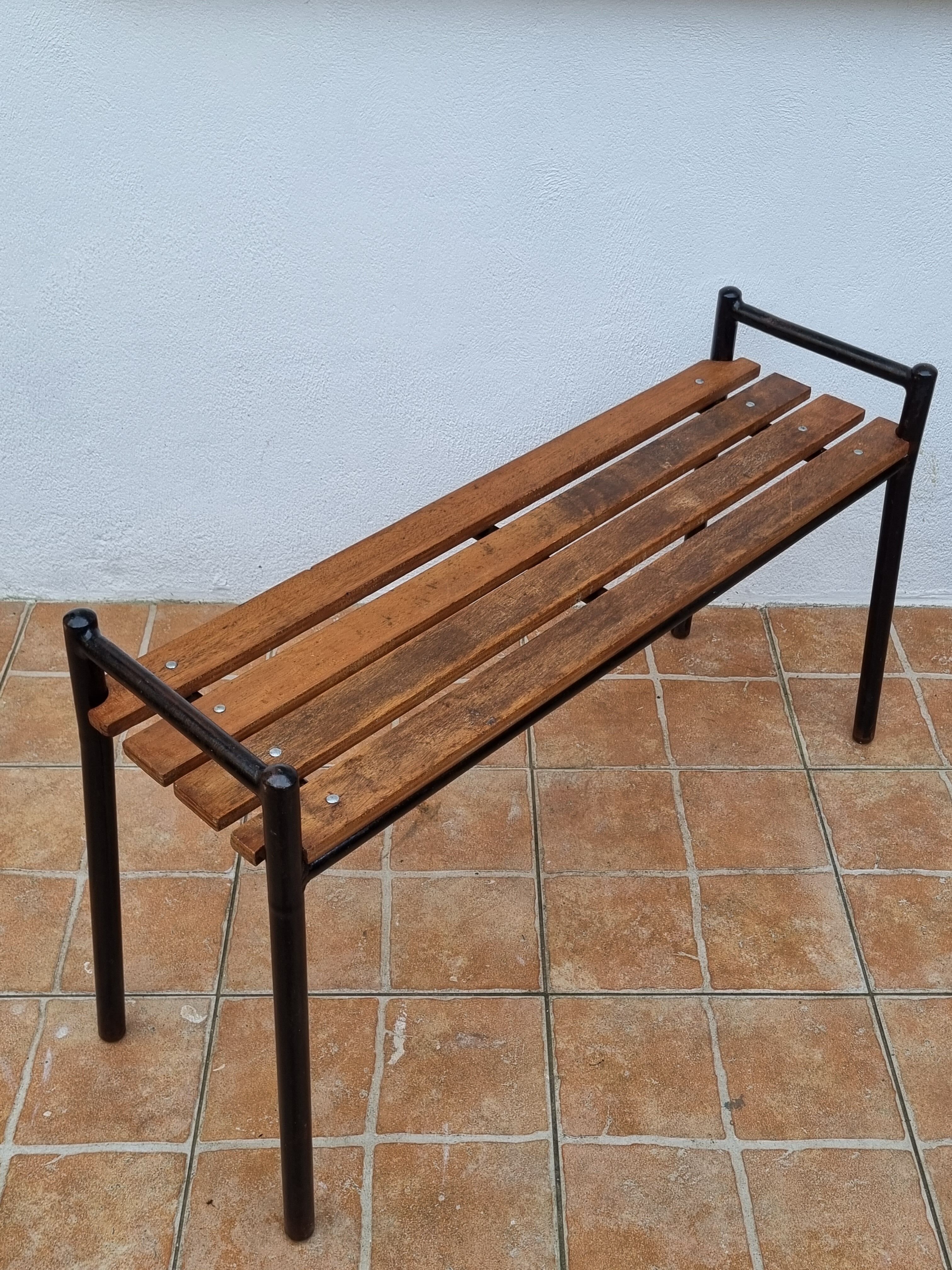 Bench in painted metal and wood, 100 cm