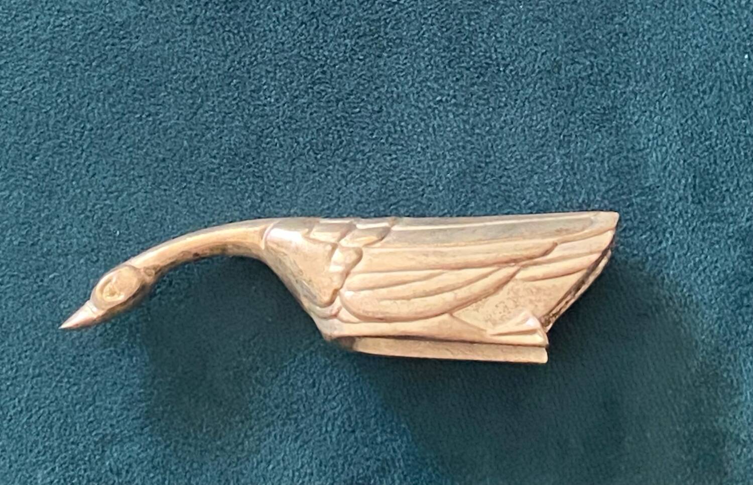 8 silver-colored metal goose-shaped knife holders