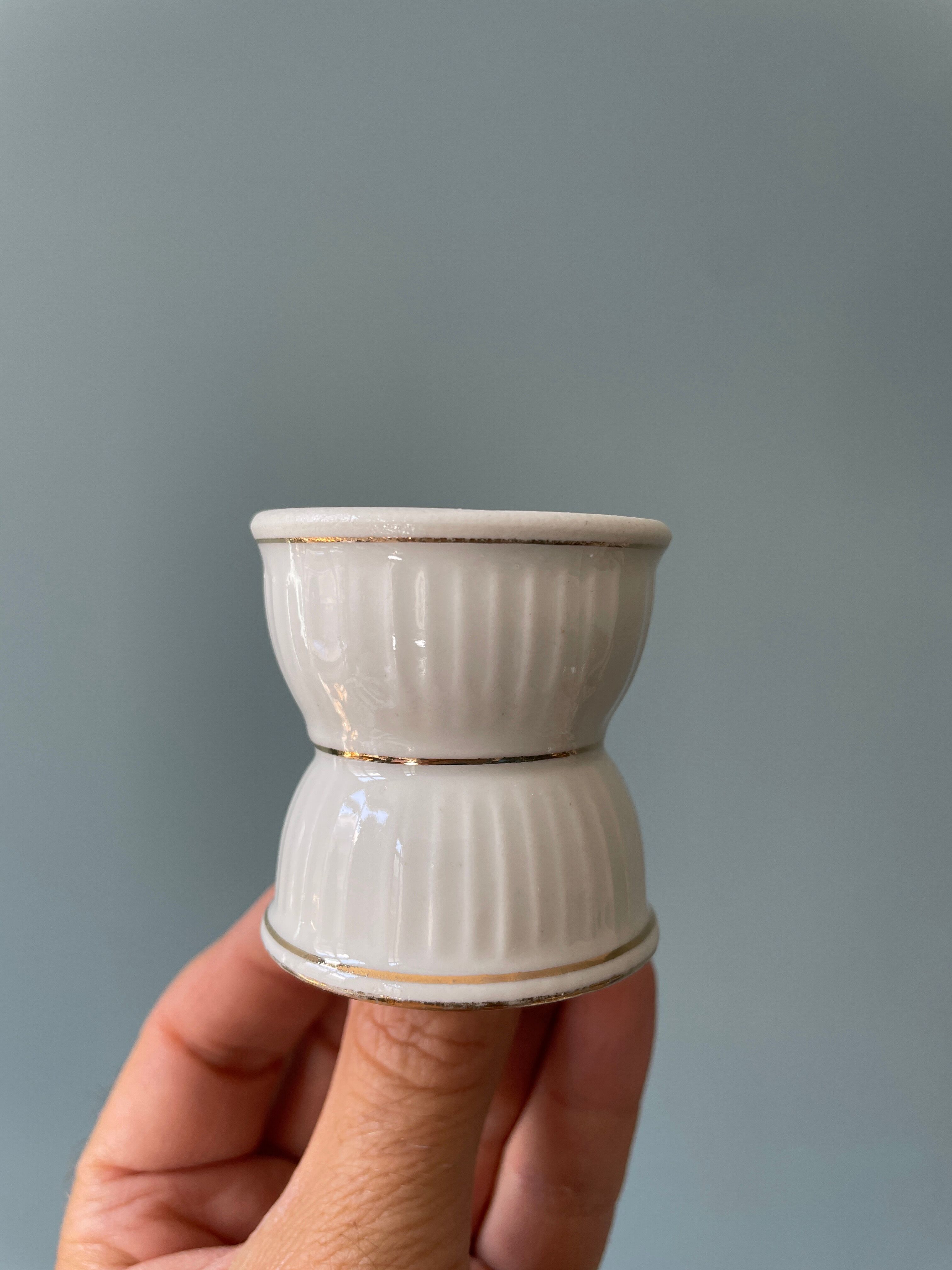Lot de 16 coquetiers diabolo en porcelaine blanche