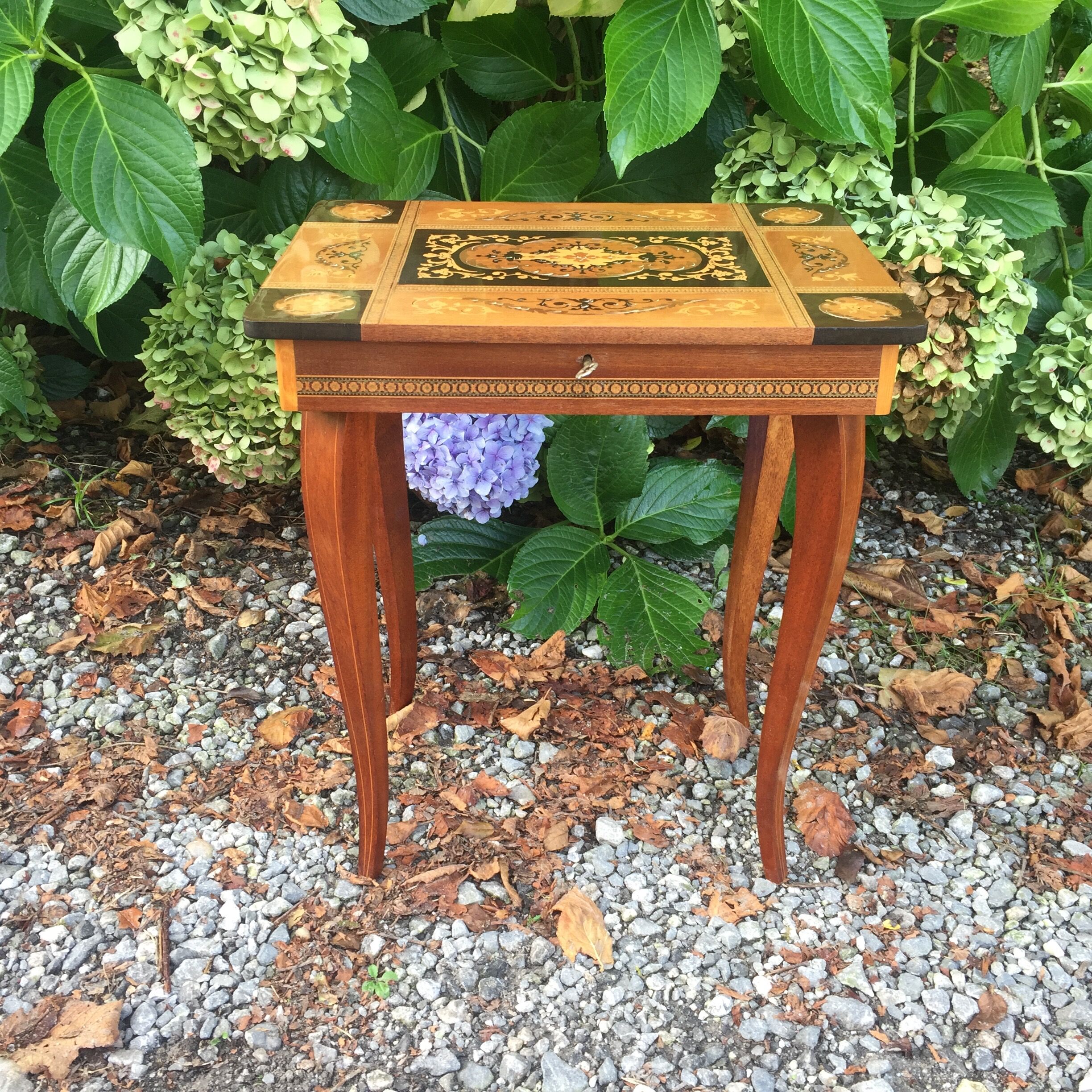 TABLE CIGAR BOX OR INMEANED JEWELRY