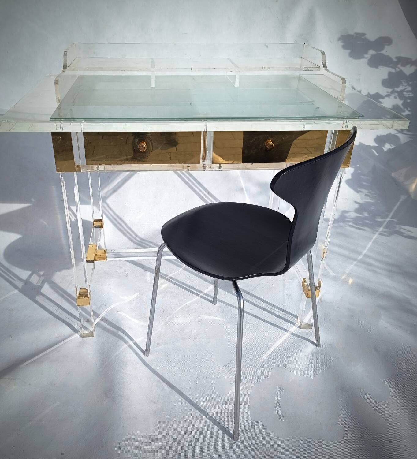 Bureau en verre acrylique et laiton par Charles Hollis Jones