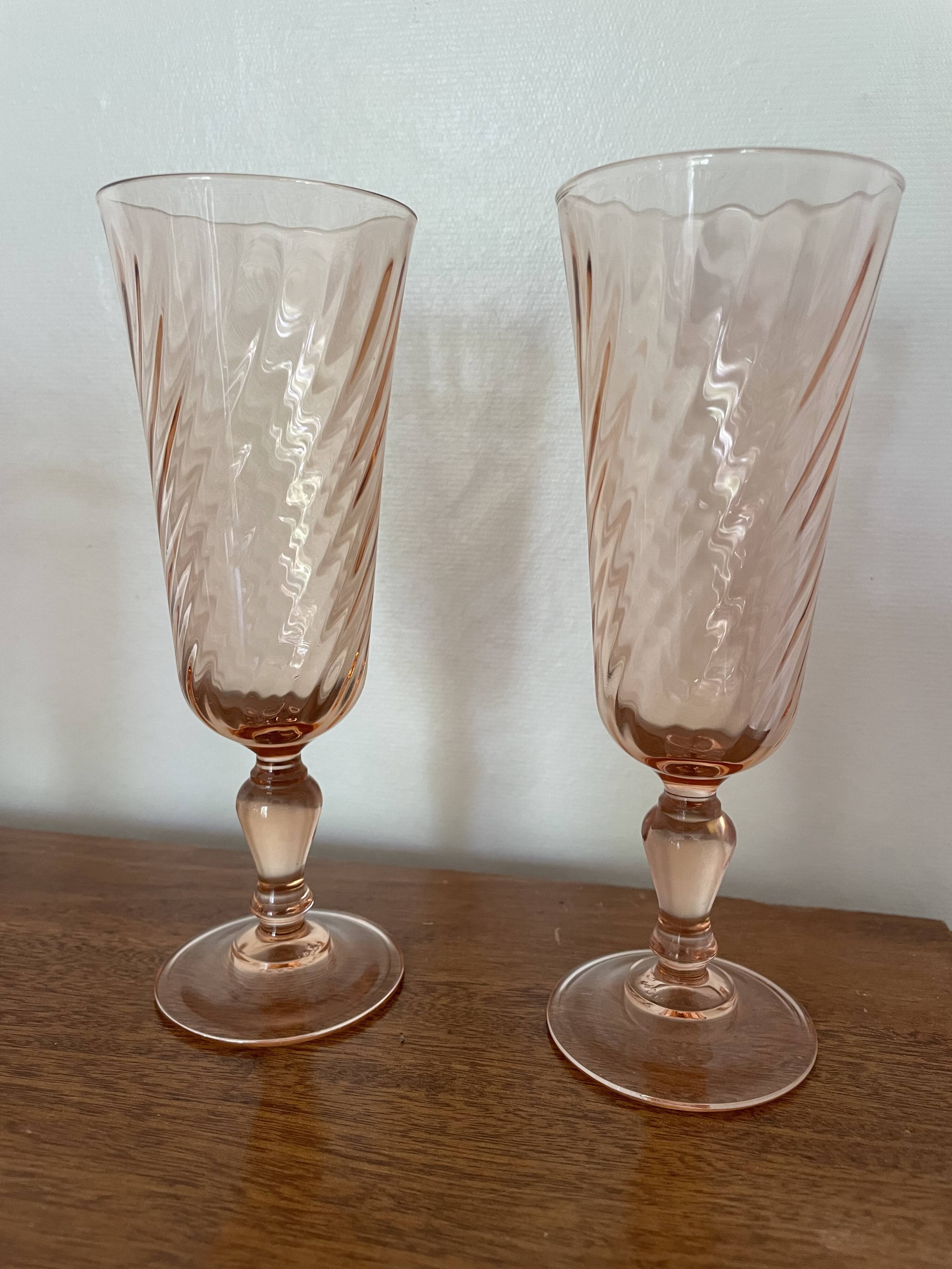 Champagne flutes in pink glass from Arcoroc Luminarc model Rosaline.