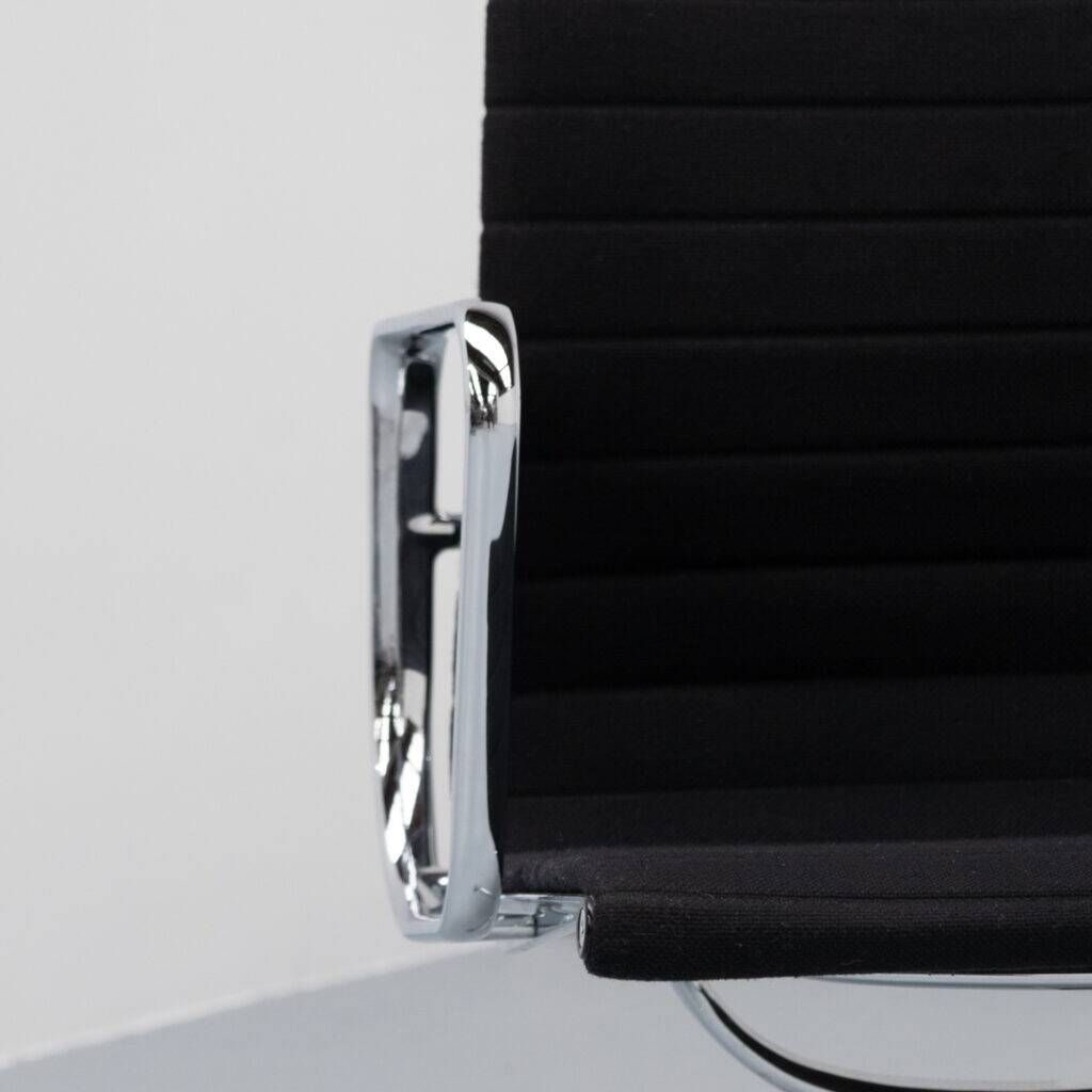 Chaise Eames EA 108 Vitra années 1990