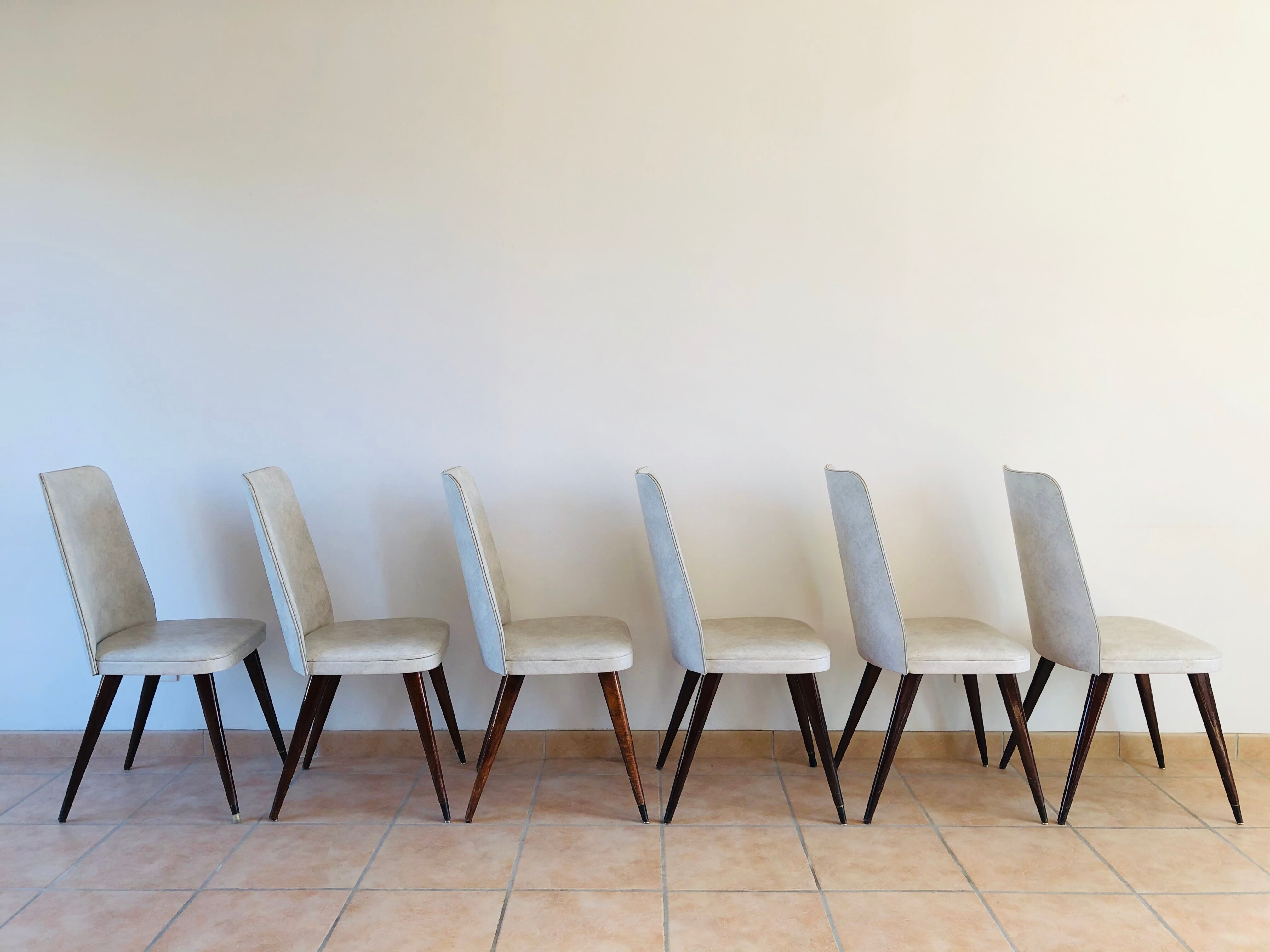 Set de 6 chaises vintage en skaï et noyer