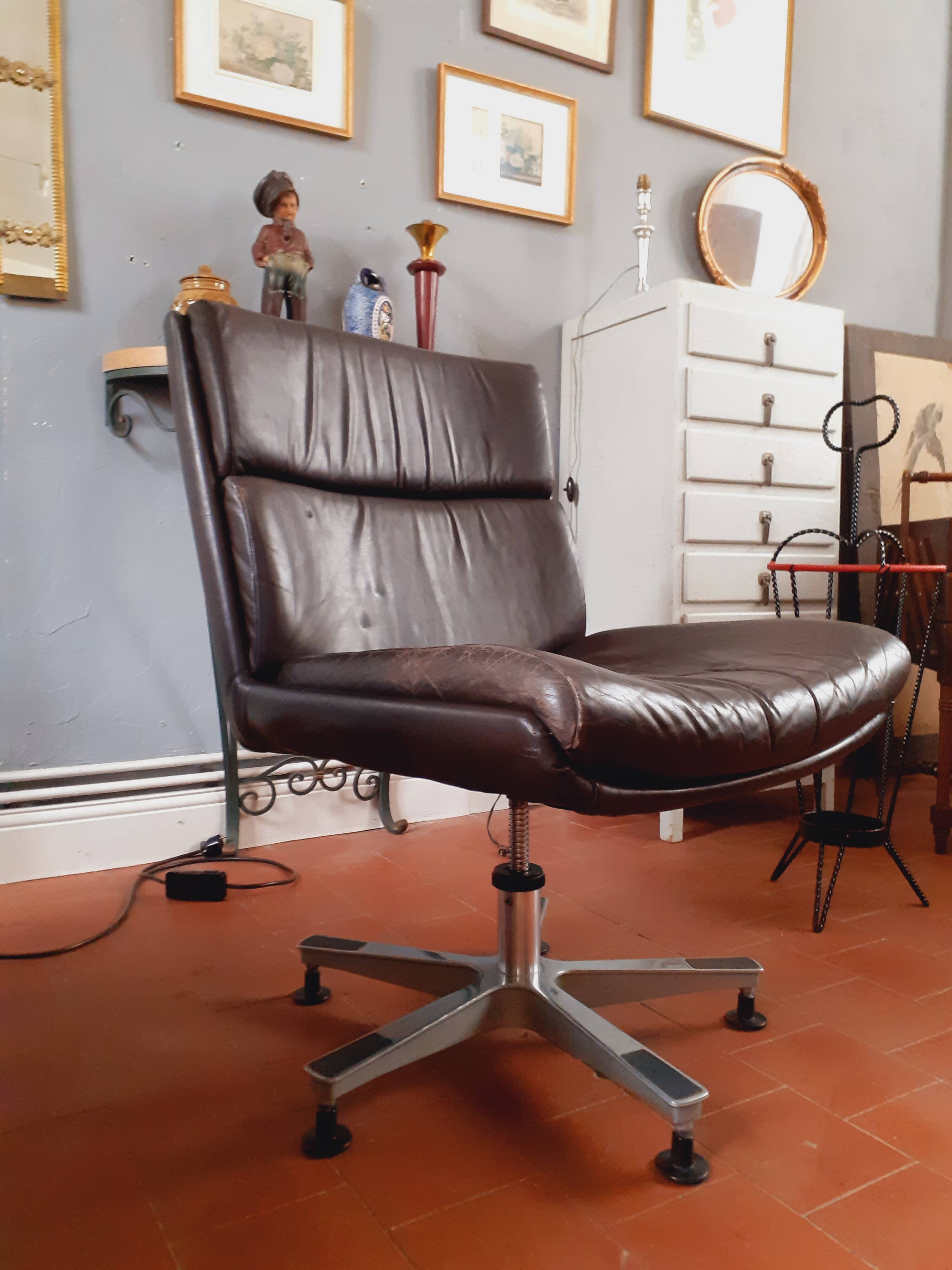 Swivel leather armchair from the 70s, Italian design.