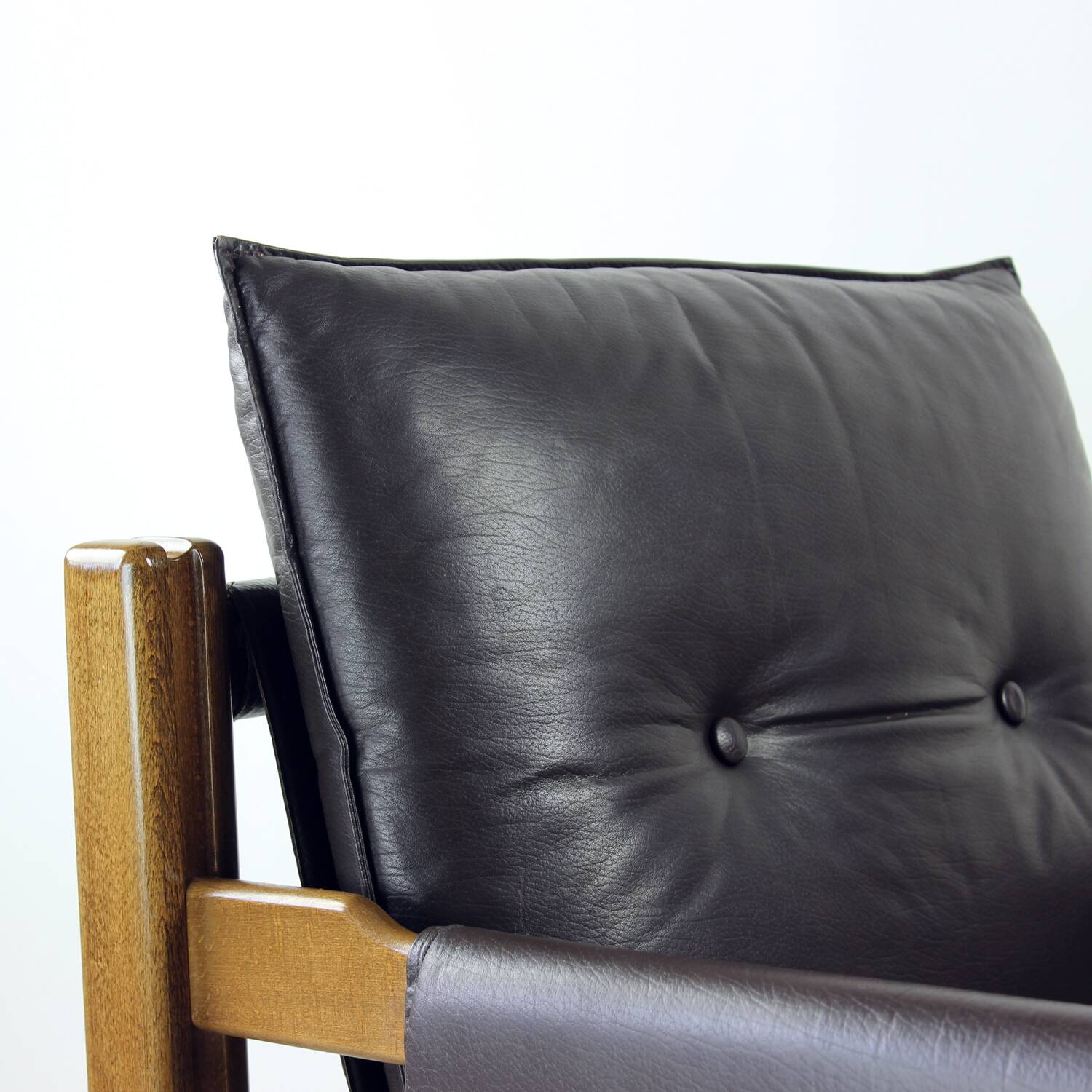Lot de 2 chaises longues en cuir marron et noyer par Ton, Tchécoslovaquie