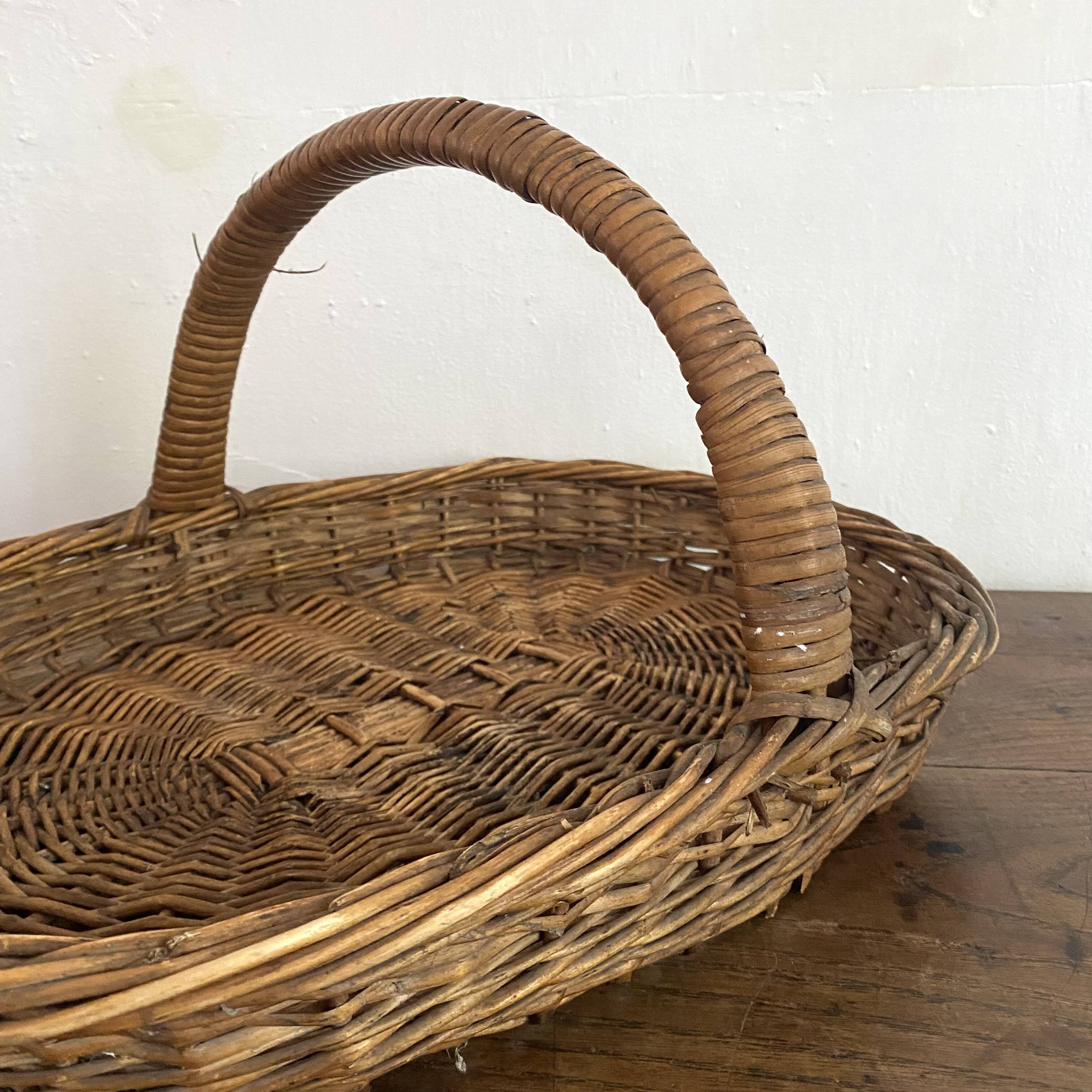 Flat-bottomed woven wicker basket