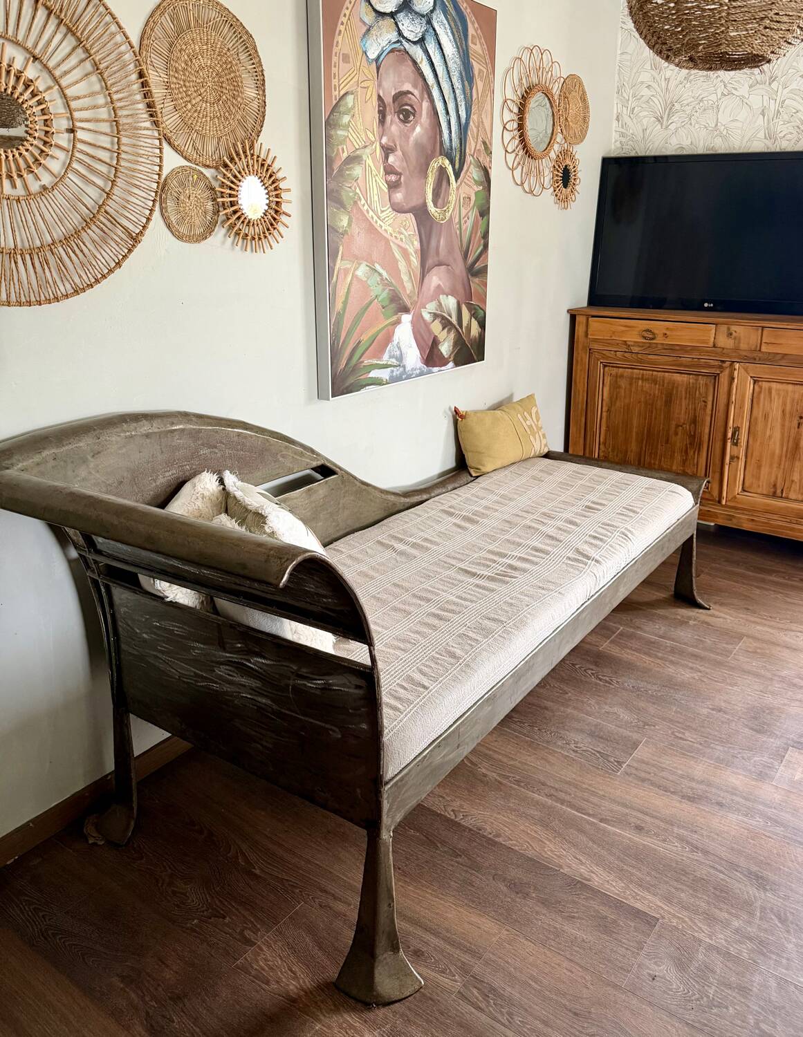 Handcrafted metal chaise longue