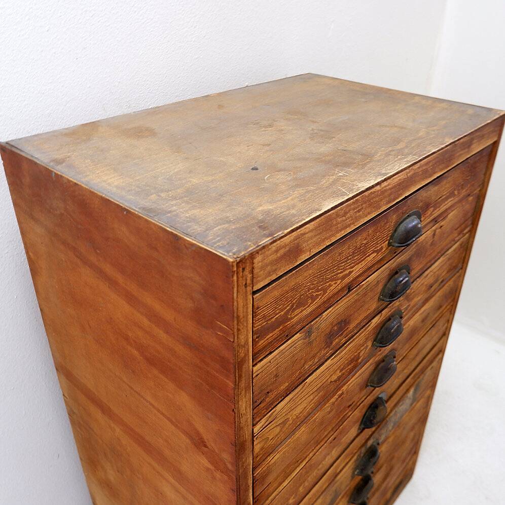 Industrial workshop furniture in pine with 10 drawers, circa 1940.