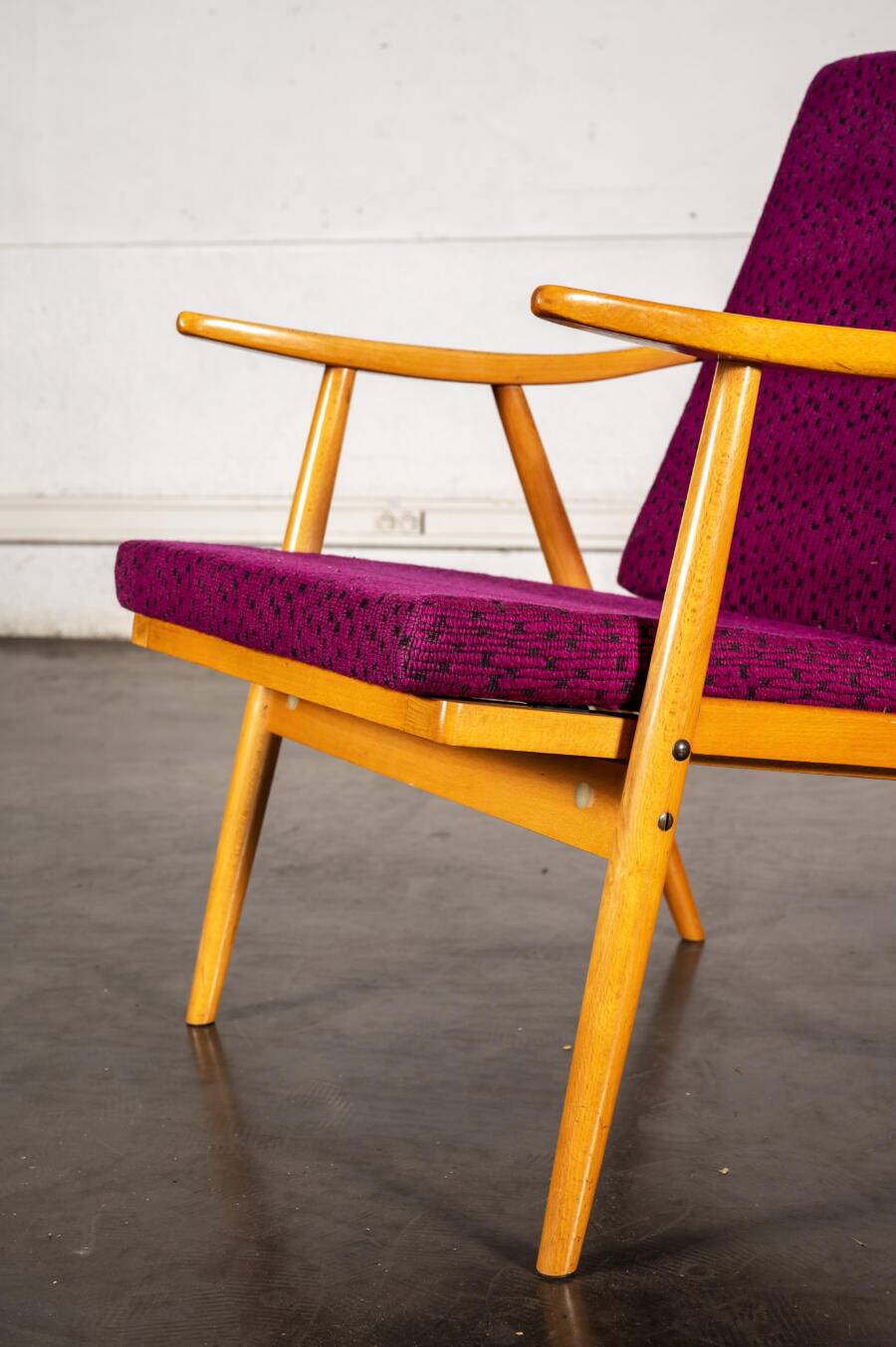 Boomerang armchair in mauve fabric