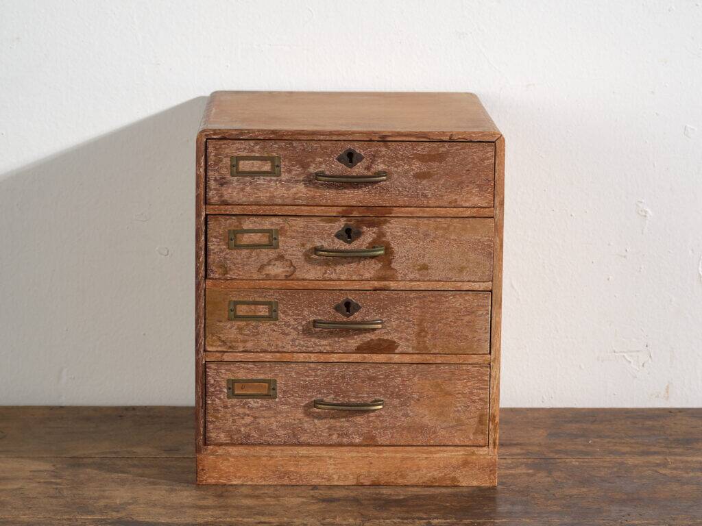 Small Japanese desk chest in oak and red pine, mid-Showa period, circa 1945–1970.