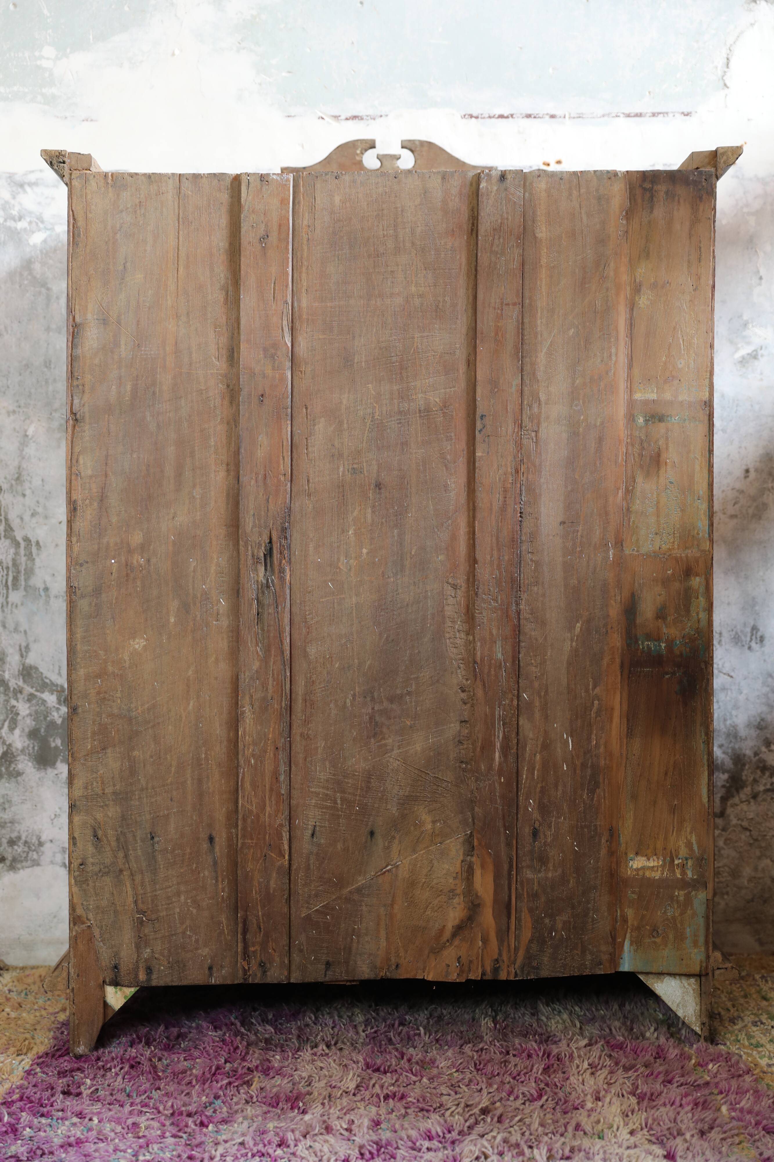 Carved high glazed sideboard with 1 shelf and 2 drawers