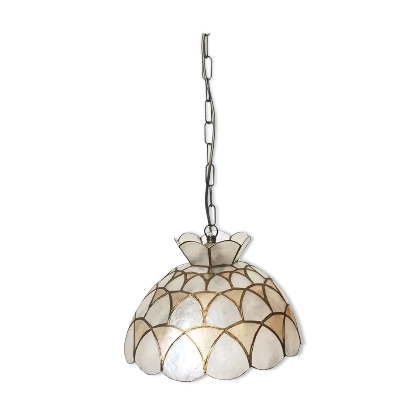 Pendant light in mother-of-pearl