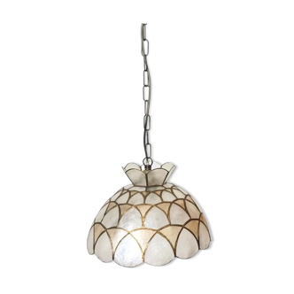 Pendant light in mother-of-pearl