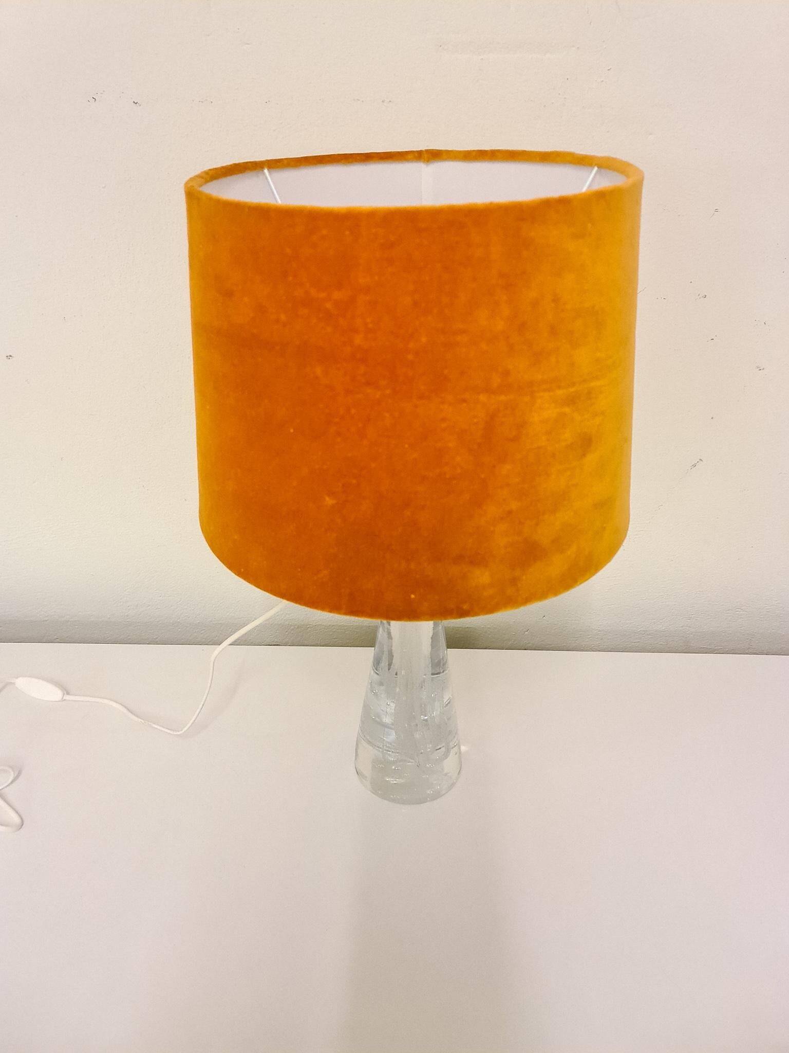 Mid-century crystal glass table lamp by Vicke Lindstrand, Kosta, Sweden.