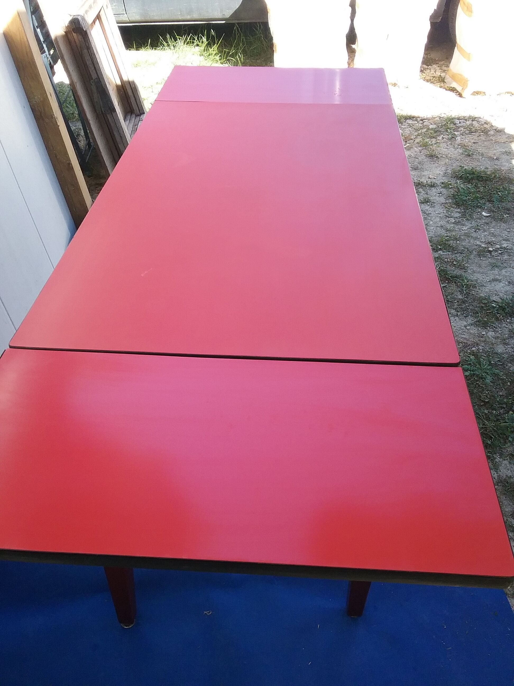 Table in red formica