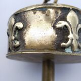 Cendrier sur pied . Bronze et laiton , à décor de fleur de lys .
