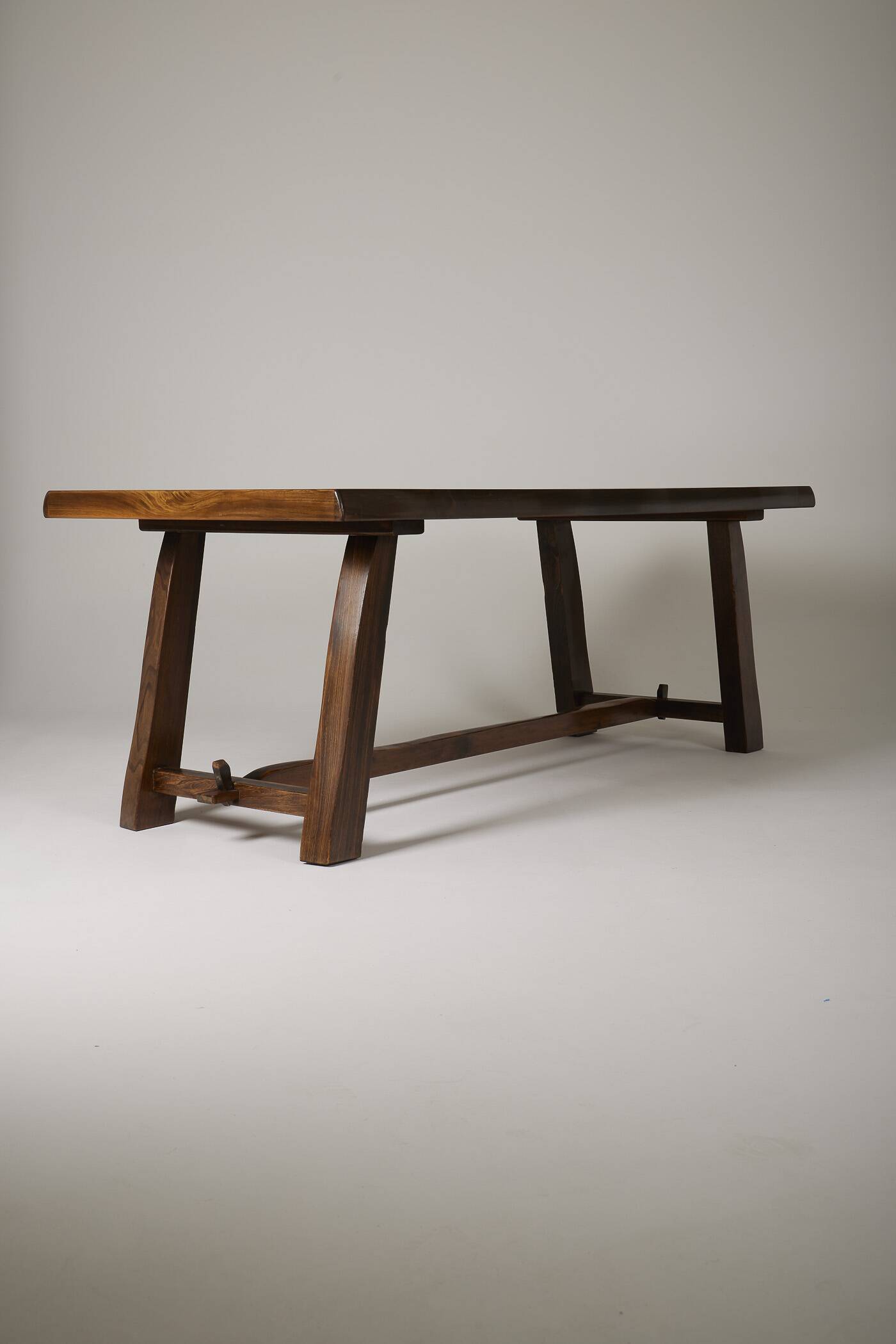 Table à manger brutaliste en bois massif