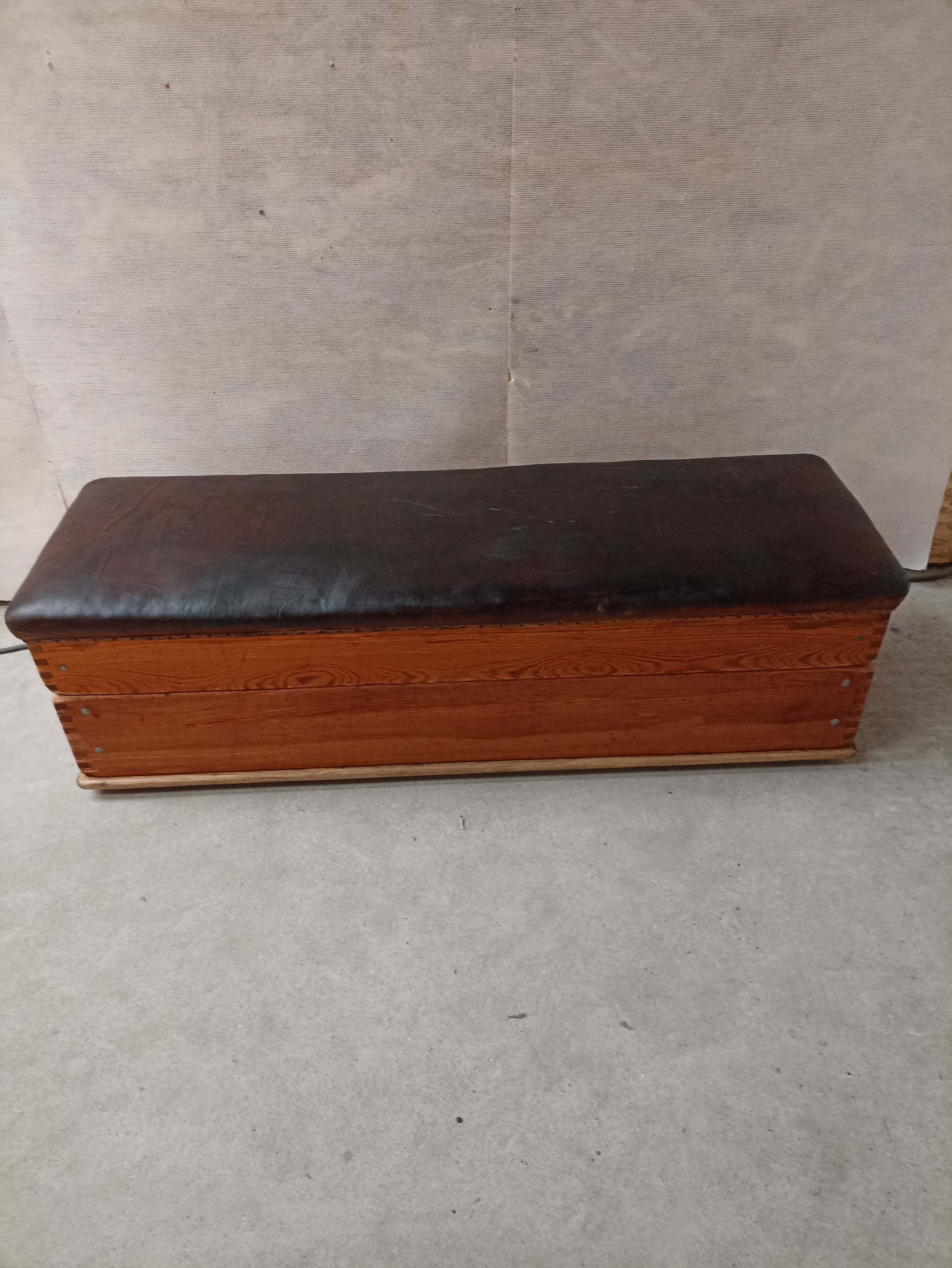 Bench, former gymnastics plinth