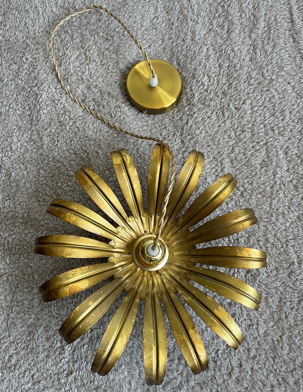 Ceiling lamp pendant in aged gilded metal palm leaf