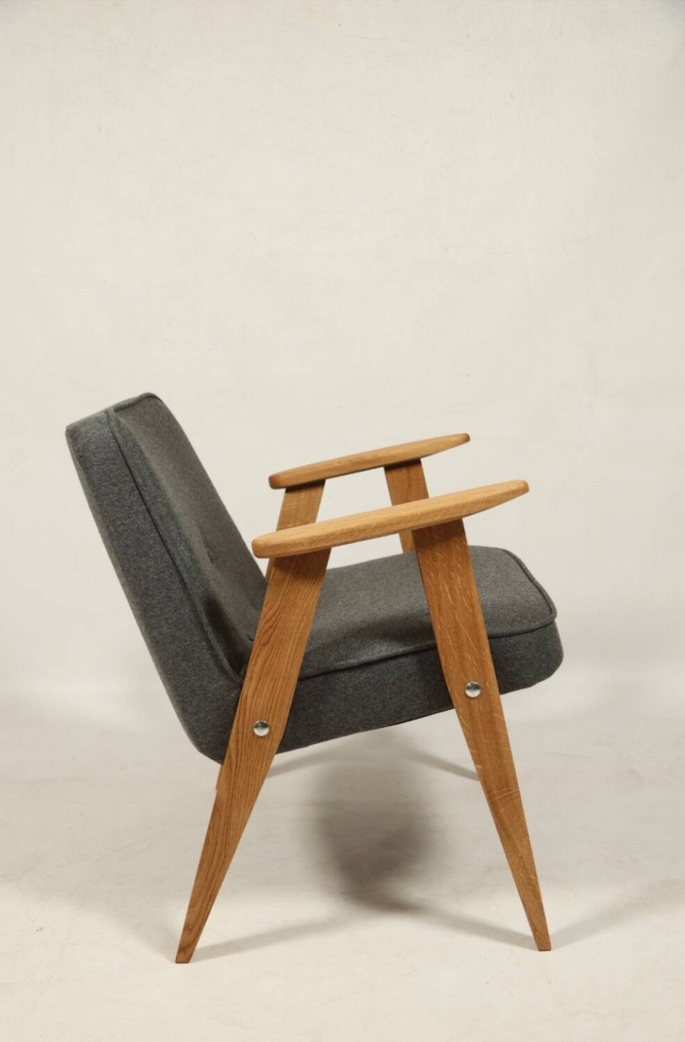 Fauteuil du milieu du siècle, revêtement en laine grise, bois de chêne, chaise longue de Style Vintage après rénovation