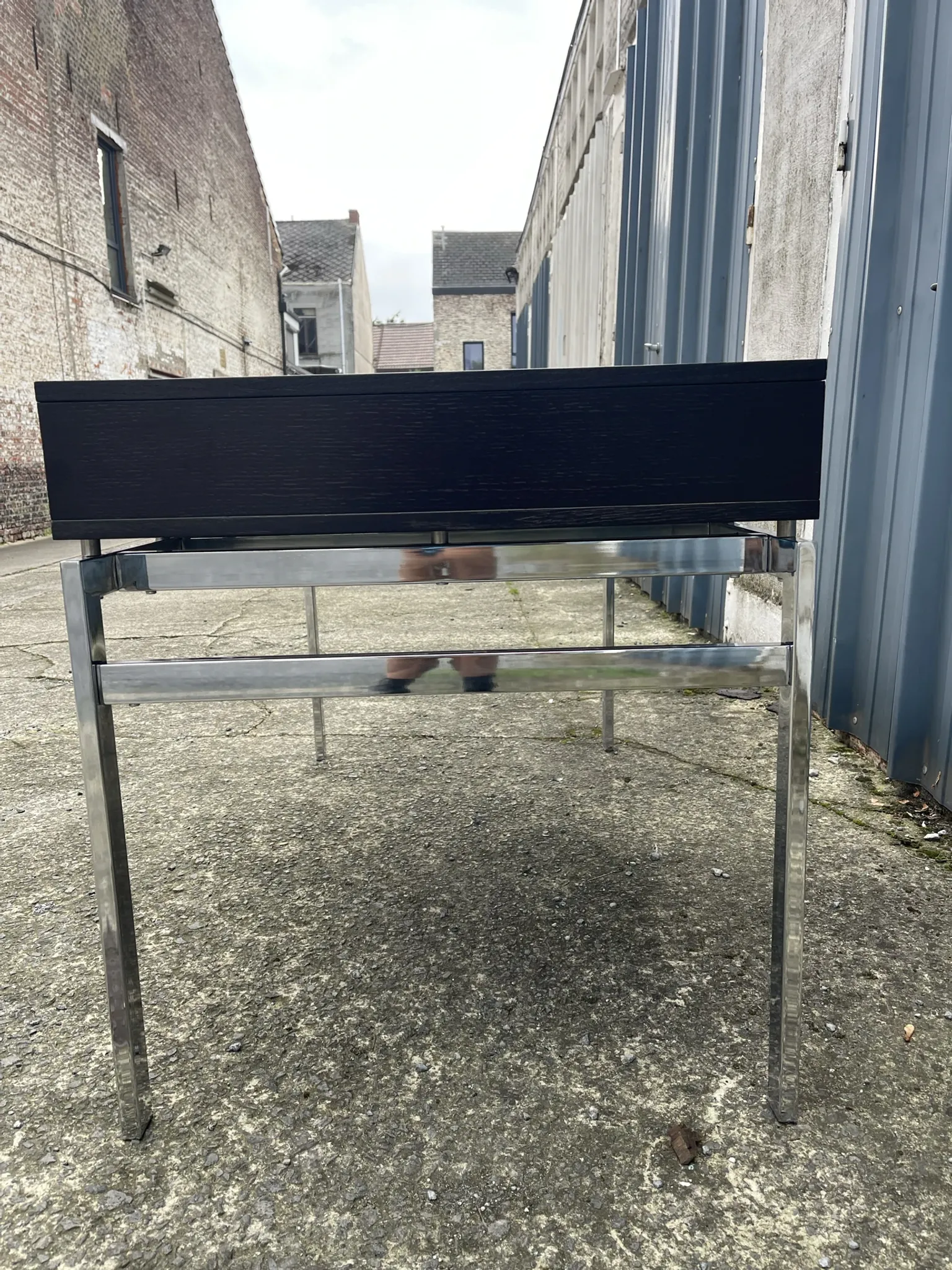 Bureau plat laqué noir texturé et chrome style 1970