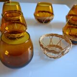 Set of 8 amber glasses & vintage rattan 1970