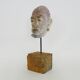 Sculpture visage en terre polychrome et plâtre, cabinet de curiosité. Ph Monaux. Artiste ariégeois