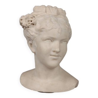 Bust of a young girl in marble. End of the 19th century.