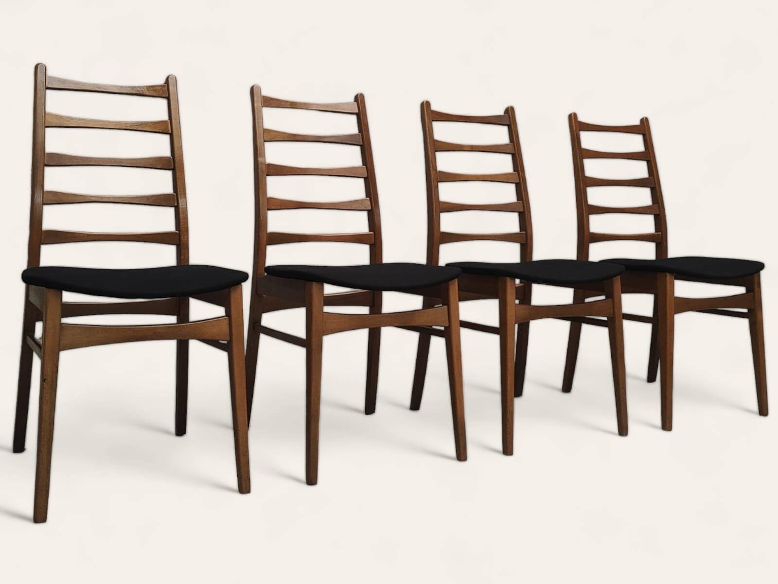 Vier Mid Century stoelen