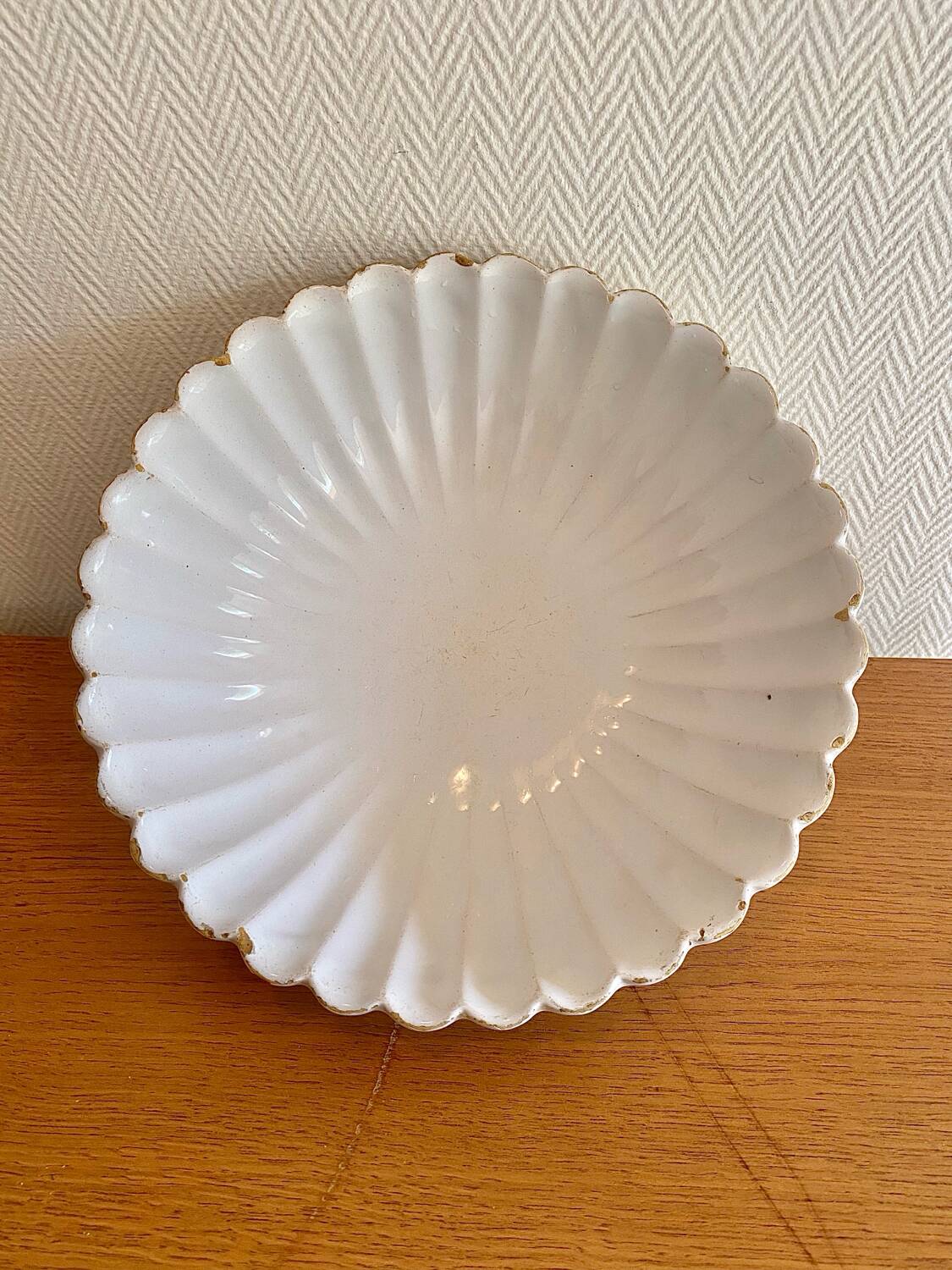 Ancien plat creux en faïence blanche godronnée XIXeme