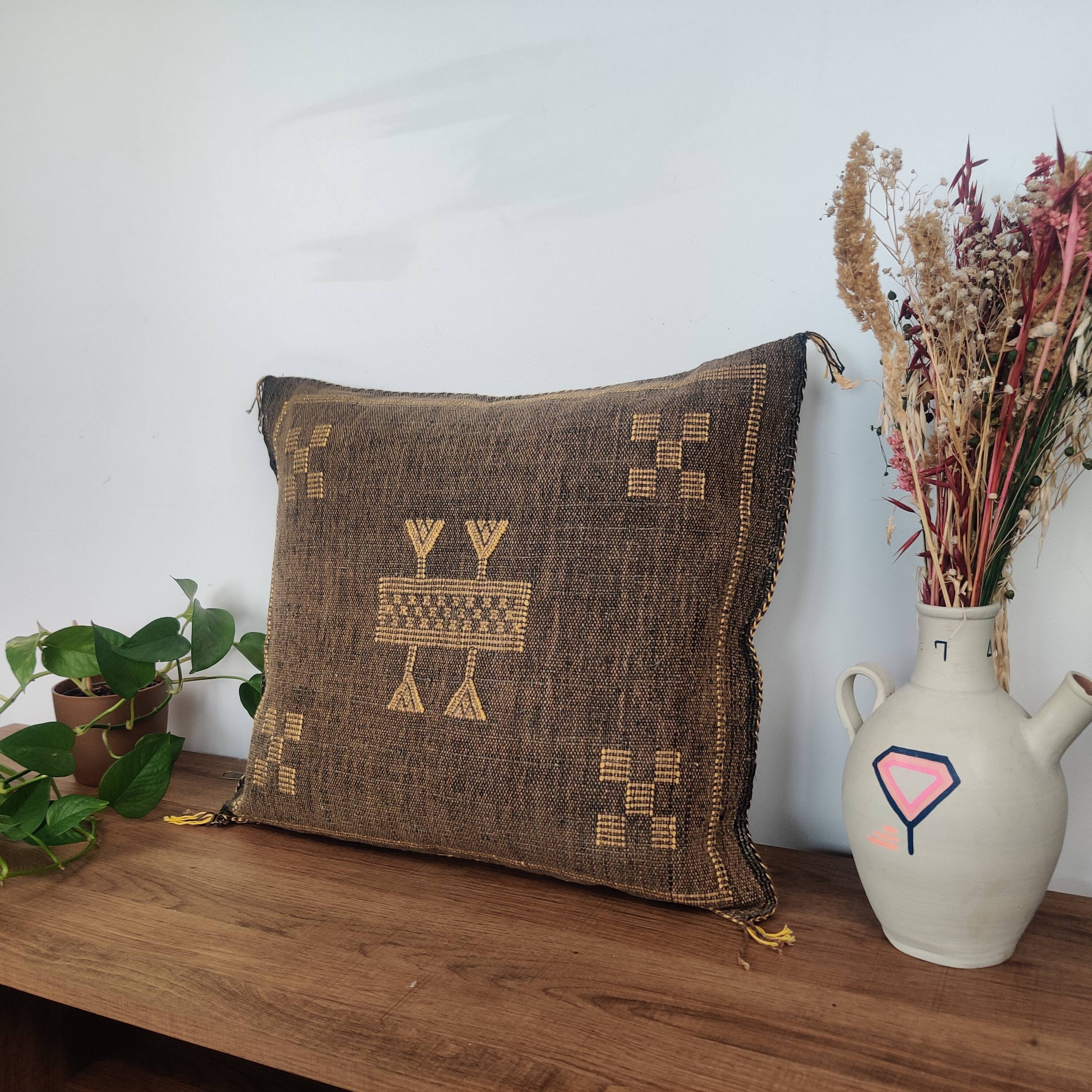 Coussin berbère en soie de cactus marron