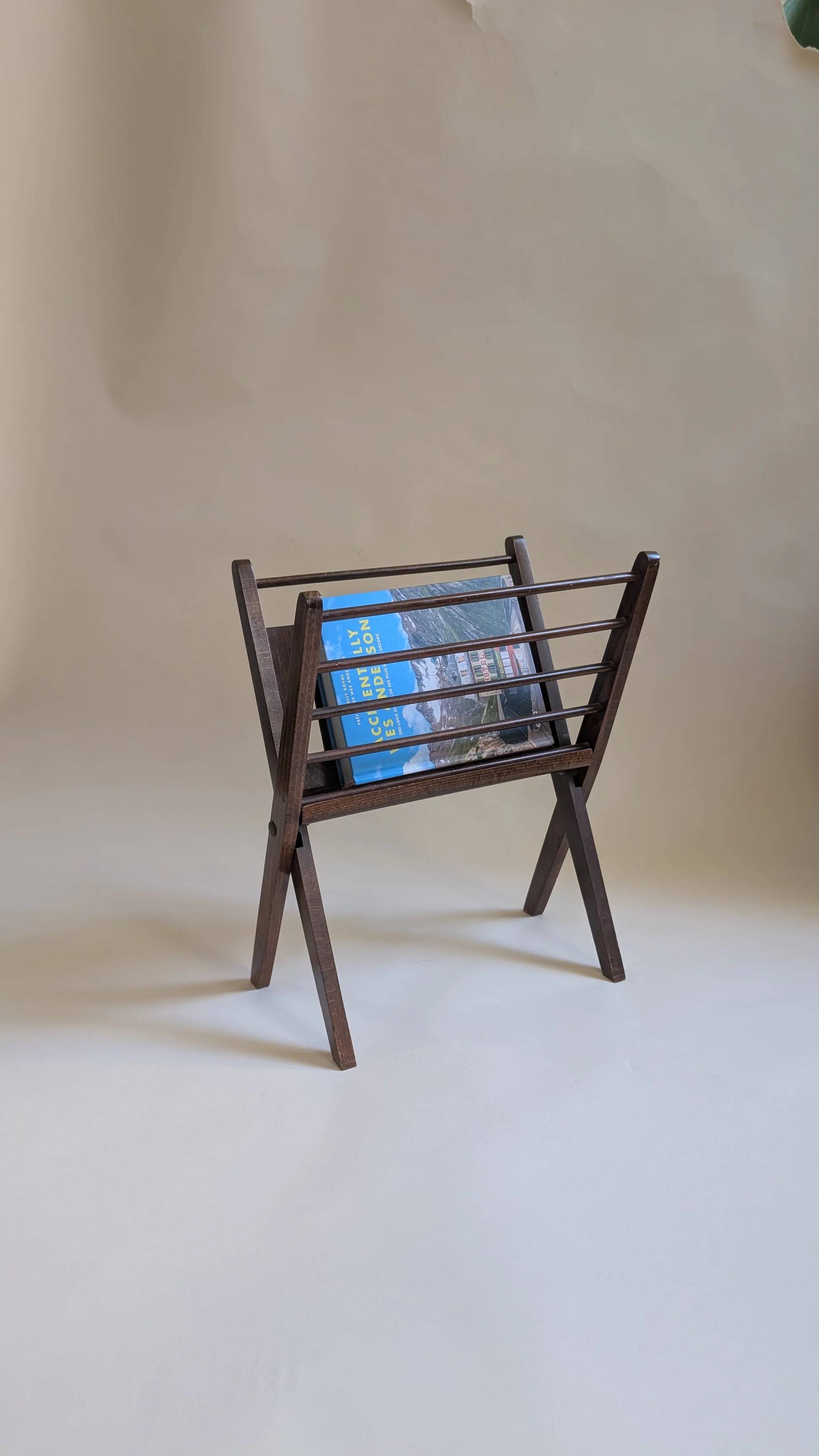 Wooden folding magazine rack