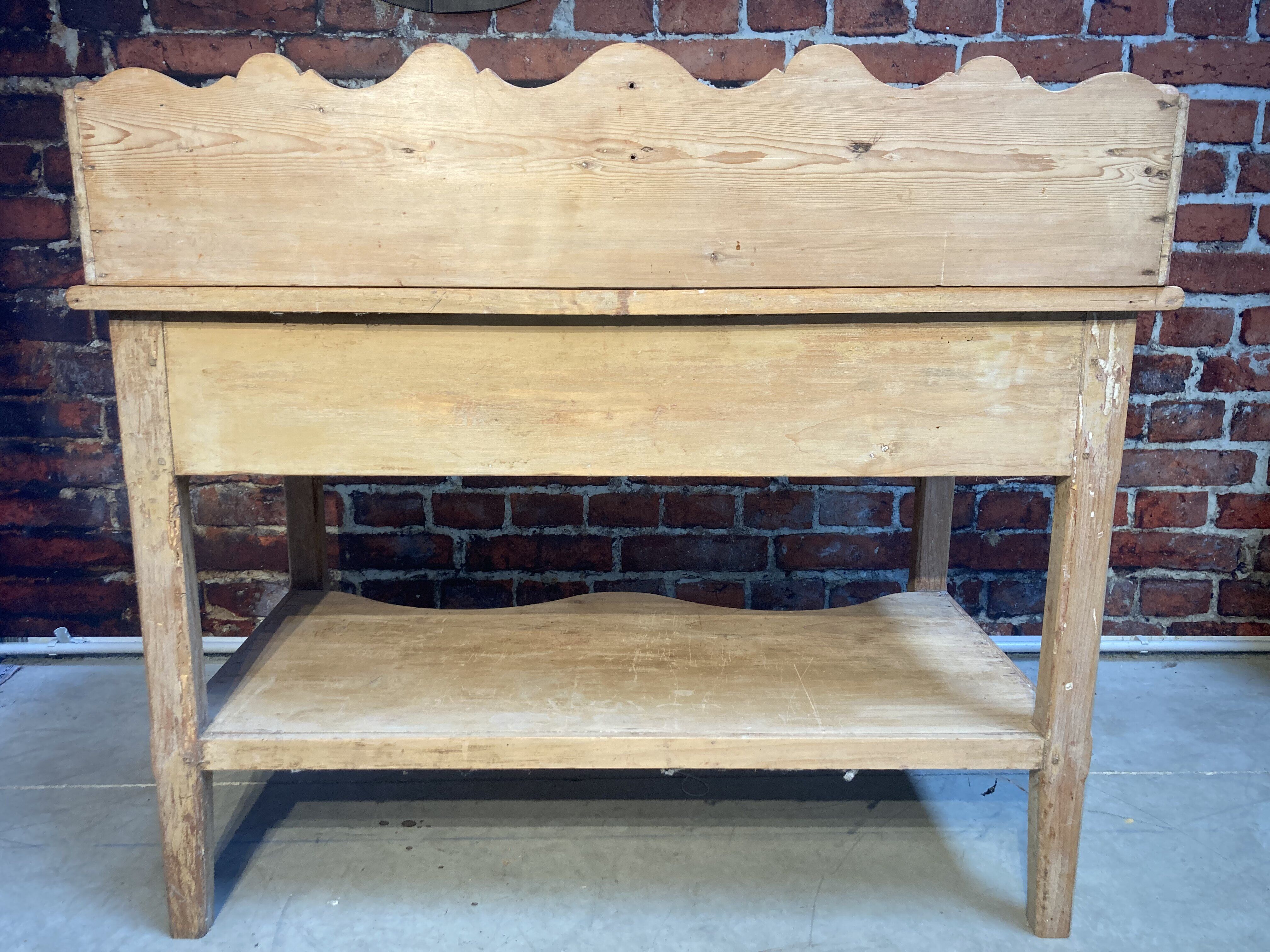 Meuble de toilette ancien en bois brut