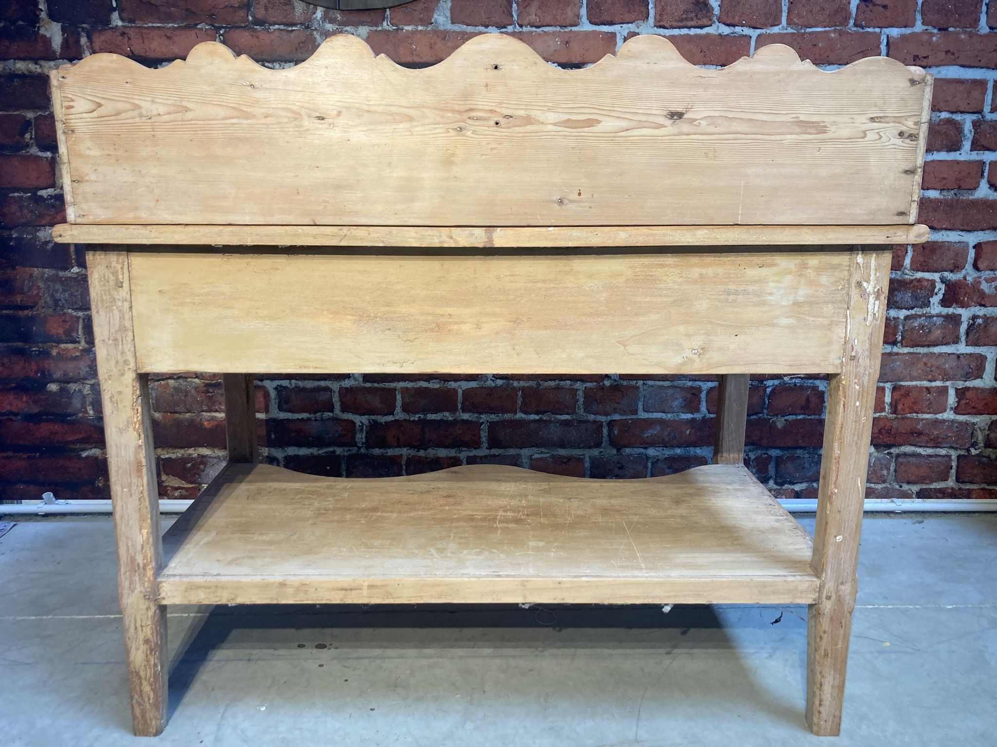 Meuble de toilette ancien en bois brut