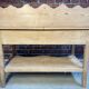 Meuble de toilette ancien en bois brut