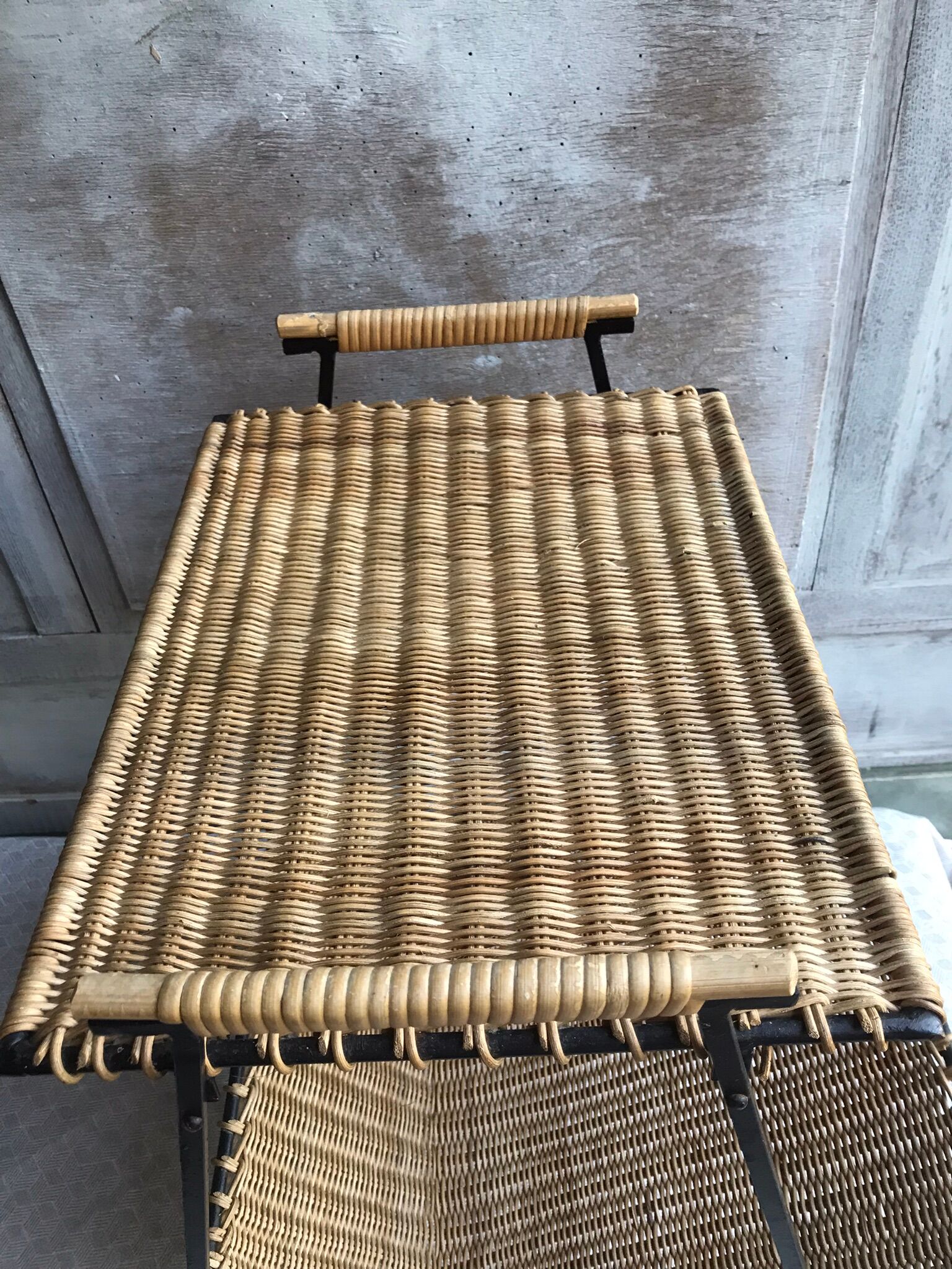 Bout de canapé porte-revues