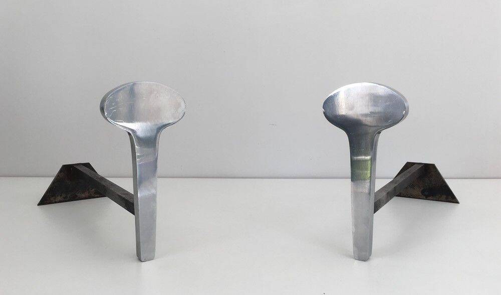 Paire de chenets modernistes en acier chromé et fer forgé
