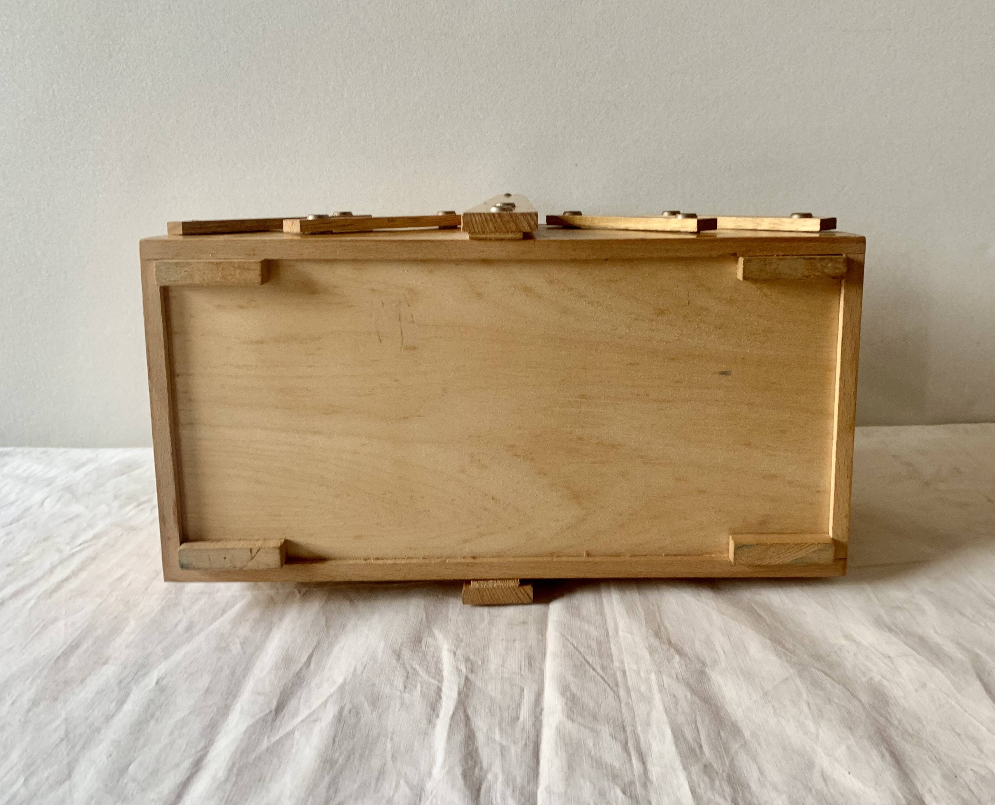 Petite travailleuse en bois vintage