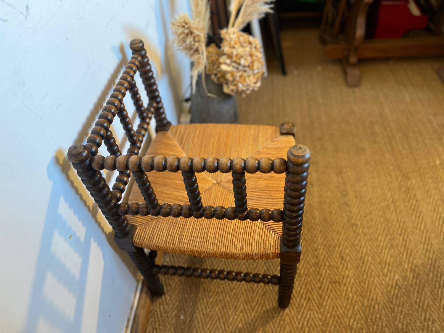 Corner chair in turned wood and straw