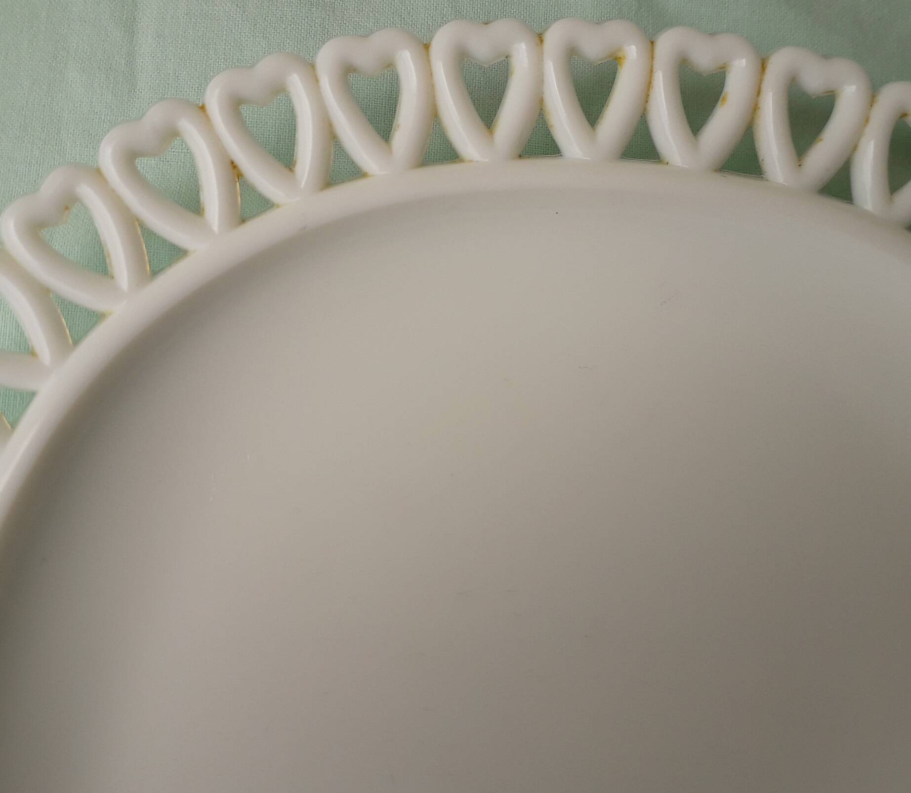 Opaline glass plate with hearts