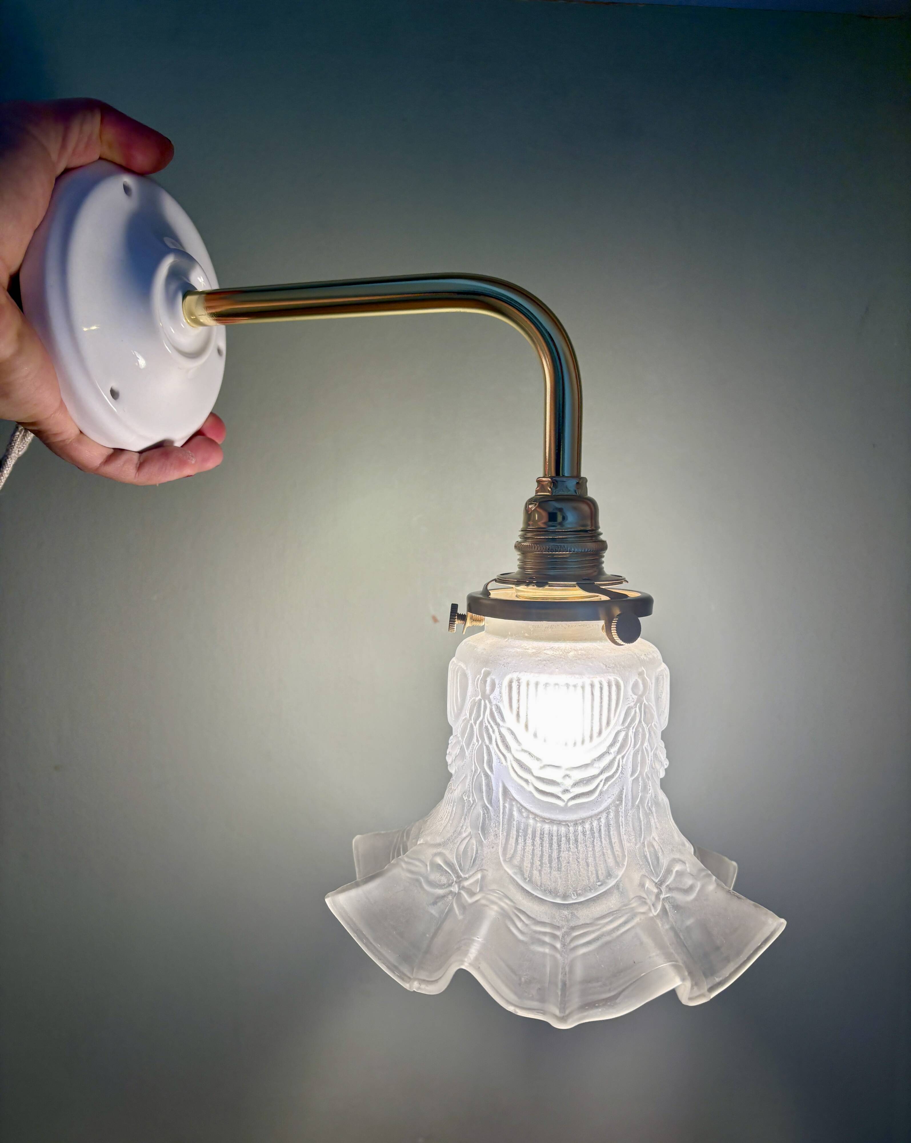 Vintage tulip gold elbow wall lamp in frosted glass