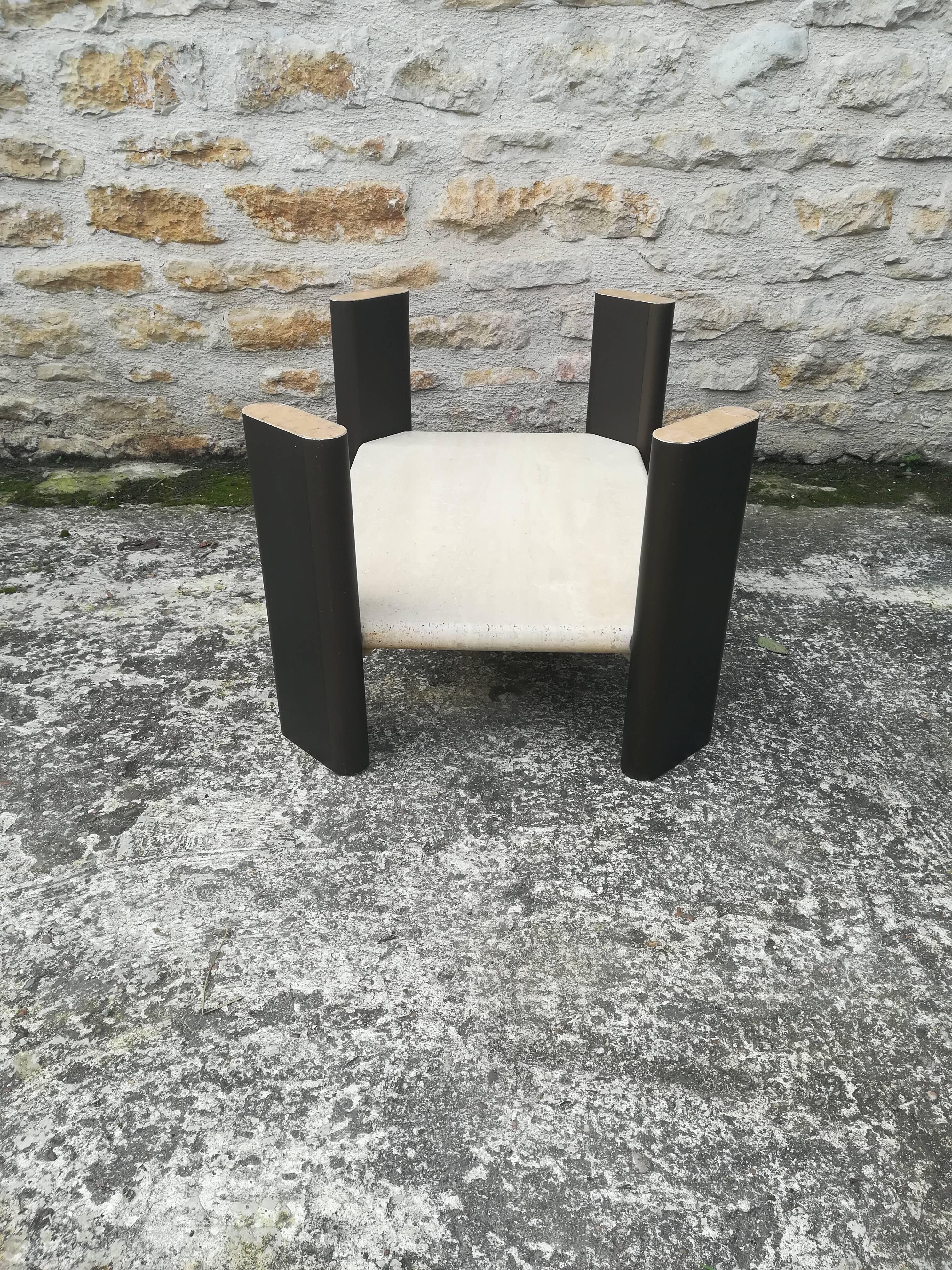 Low table in travertine and aluminium