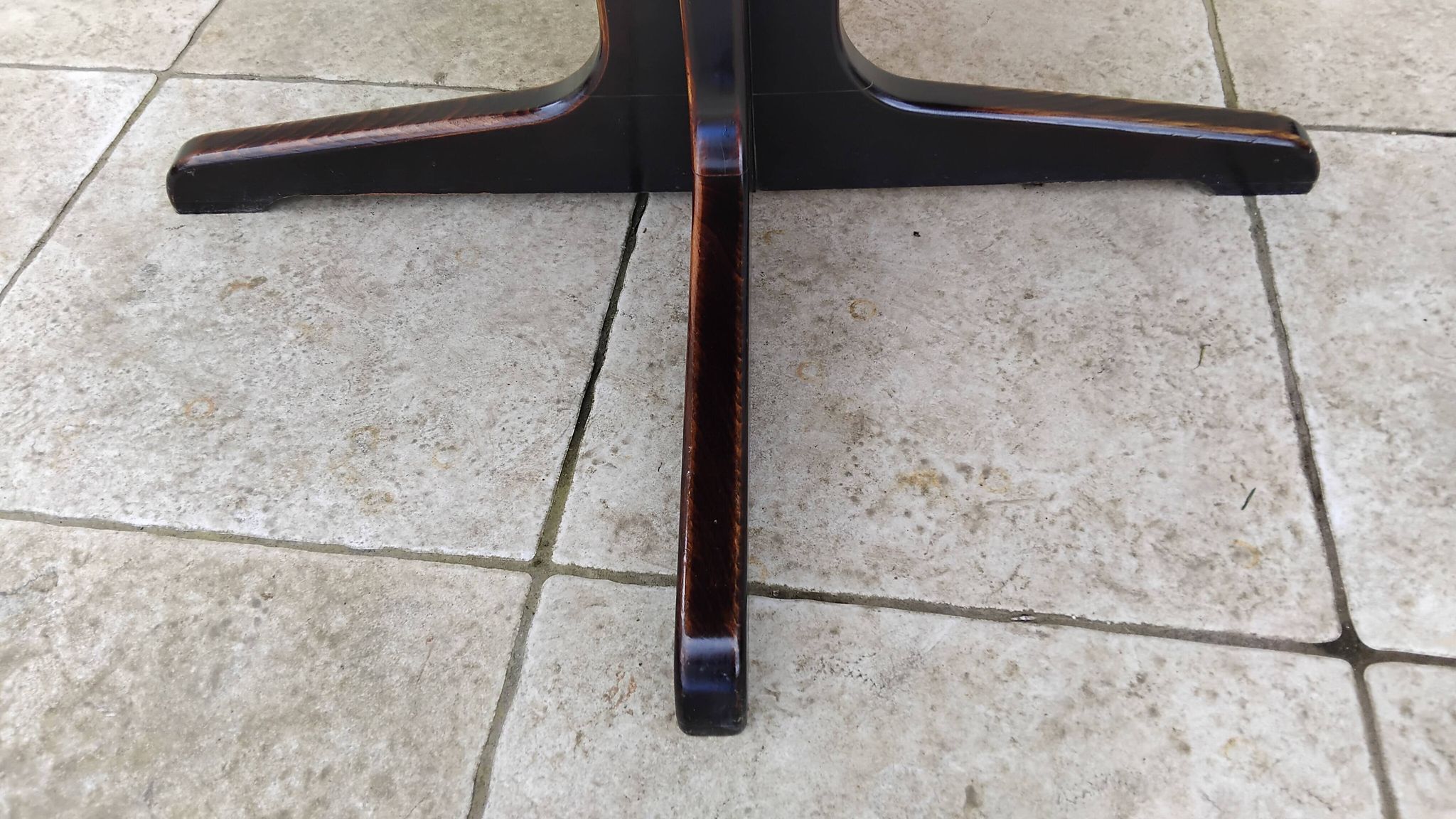 Vintage style BAUMANN table with Scandinavian central leg.