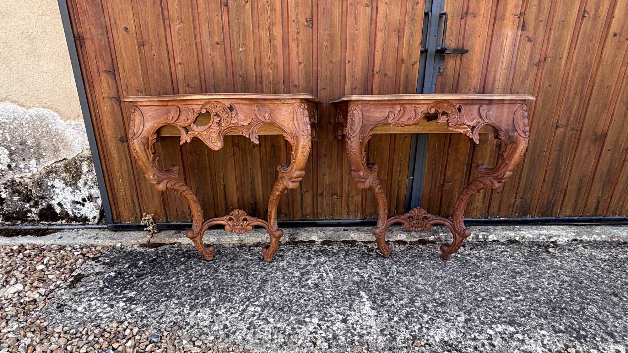 Paire de consoles murales sculptées de style Louis XV