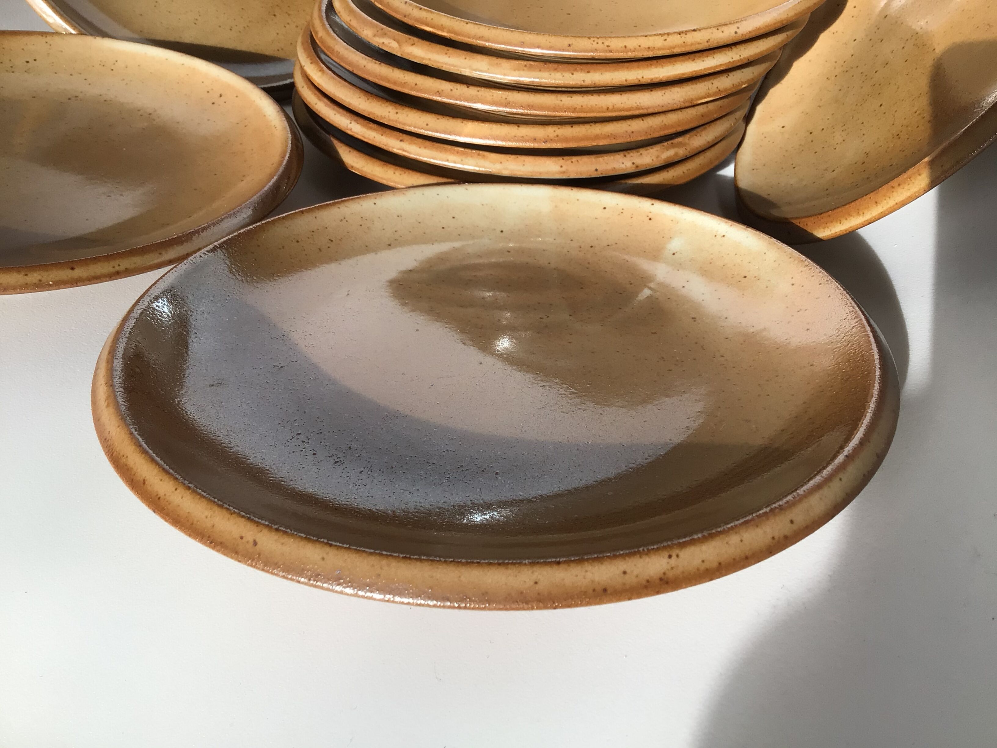 11 Dessert plates Brenne, speckled with caramel