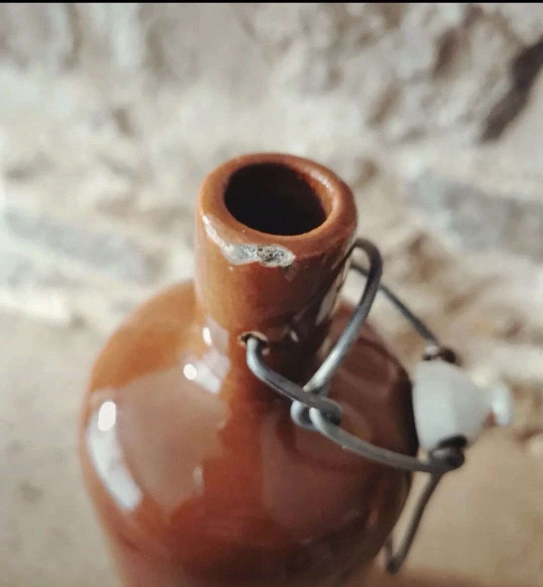 Old bottle, Sandstone